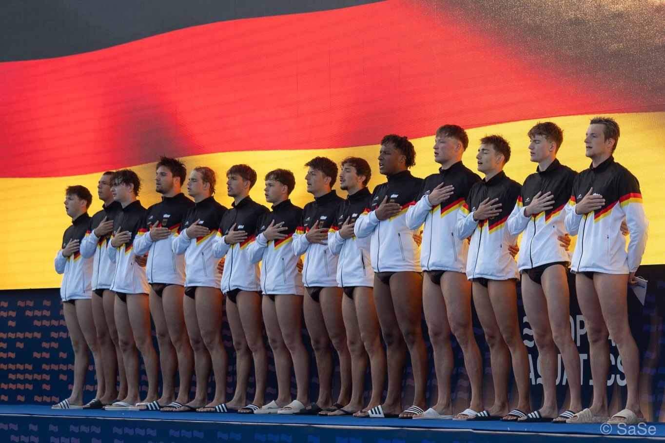 Top 8 Europas | U20-EM 🇩🇪🤽🏼♂️
Eine intensive Turnierwoche liegt hinter der deutschen U20-Wasserballnationalmannschaft…
Mit Eric Heinrich, Fynn Janke, Aleksandar Mityska und Noel Palata gingen bei der U20-EM in Varna gleich vier LSN-Athleten für Deutschland an den Start. Am Ende sicherte sich die DSV-Auswahl der Jahrgänge 2006 und jünger einen super achten Platz!🔥
Herzlichen Glückwunsch an unsere vier Niedersachsen und das gesamte Team! Wir sind stolz auf euch!
👉🏼 Den ausführlichen Rückblick auf die U20-EM findet ihr auf unserer Homepage.
📸 @saseseifert
#lsn #landesschwimmverbandniedersachsen #varna2026 #waterpolo #teamdeutschland