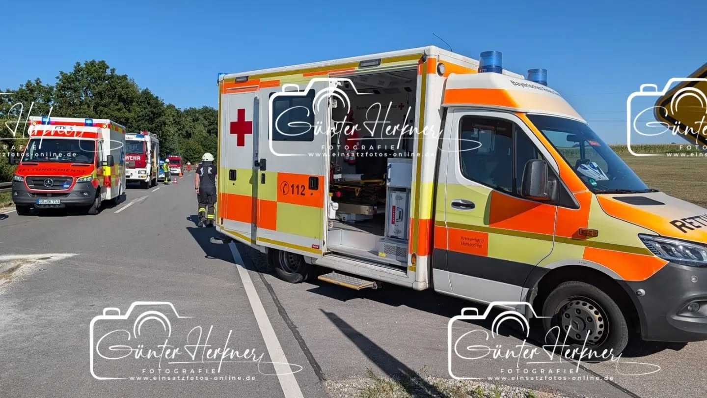 Motorradfahrer schwer verletzt und mit Rettungshubschrauber abtransportiert
🗓️Datum: 14.08.2026
⏰Uhrzeit: 16.40 Uhr
🚒🚑 Einsatzart: VU Motorrad THL 1
📍Einsatzort: Wörth/Hofsingelding
🚒🚑🚁🚓 Eingesetzte Kräfte:
@ff_hoerlkofen
@feuerwehr_ottenhofen
@brk_kreisverband_erding
@brk_isen
@einsatzleiter_rettungsdienst
@christoph.muenchen
@polizeiobn
Gegenverkehr übersehen
Am Freitagabend fuhr ein 48-jähriger Pkw-Fahrer aus Wörth von der Flughafentangente aus kommend in Richtung St-Koloman. An der Einmündung der Riexinger Straße nach Lupperg bog der Pkw-Fahrer nach links ab. Dabei übersah er einen entgegenkommenden 59-jährigen Kraftradlenker aus Kirchheim bei München. Dadurch fuhr der Kraftradfahrer frontal in die Seite des abbiegenden Pkws der Marke Skoda.
Durch den Zusammenstoß erlitt der Kraftradlenker schwere Verletzungen und wurde mit einem Rettungshubschrauber in eine Münchner Klinik zur weiteren medizinischen Behandlung gebracht. Dessen Kraftrad der Marke BMW wurde massiv beschädigt, es dürfte sich um einen wirtschaftlichen Totalschaden handeln.
Der Pkw-Fahrer sowie dessen 9-jährige Beifahrerin wurden leicht verletzt. Sie wurden ebenfalls in eine umliegende Klinik gebracht. Der Pkw wurde an der rechten Fahrzeugseite beschädigt.
Der Gesamtschaden beläuft sich auf circa 13.000 €.
Die Fahrbahn wurde während der Unfallaufnahme durch die freiwillige Feuerwehr Hörlkofen und Ottenhofen beidseitig gesperrt.
Quelle: PI Erding
📷 Günter Herkner
#thl #unfall #feuerwehr #rettungsdienst #polizei luftrettung blaulicht technischehilfe gefahrgut abc brand freiwilligefeuerwehr