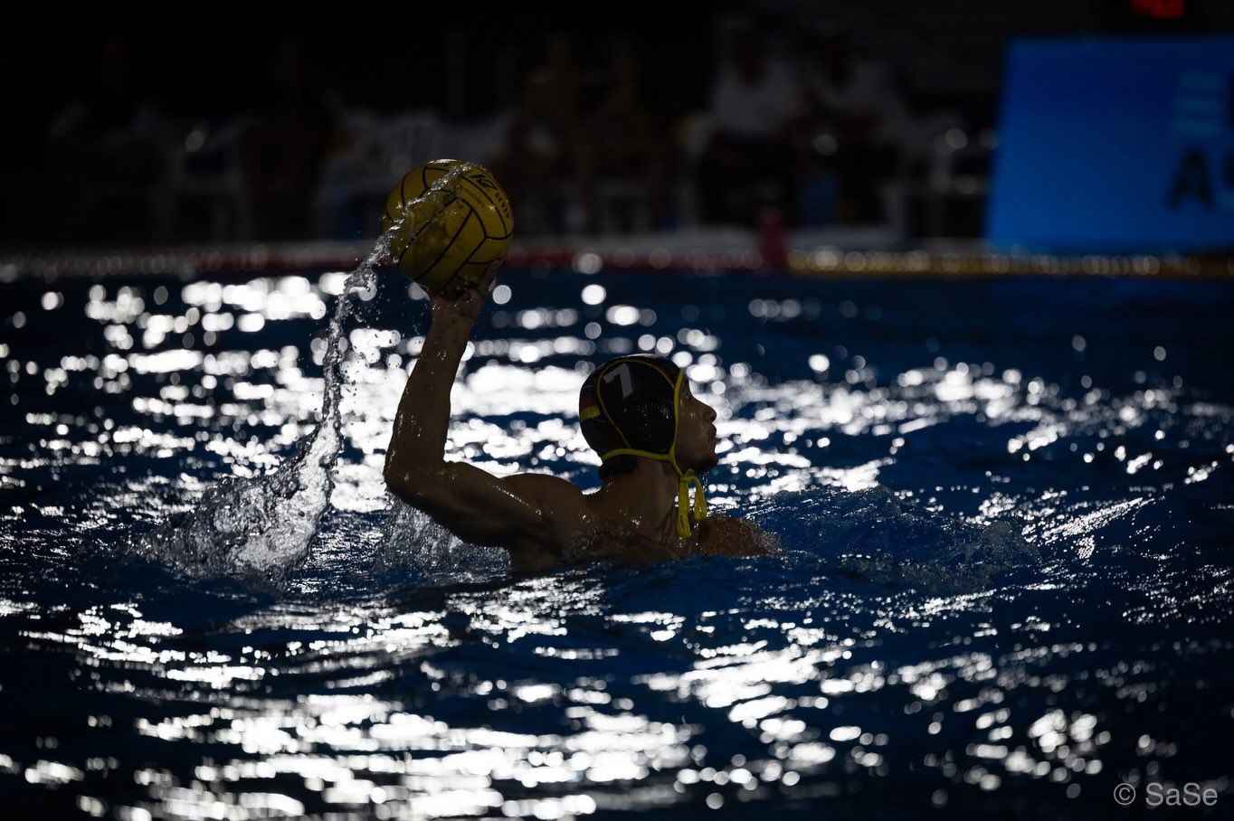 Top 8 Europas | U20-EM 🇩🇪🤽🏼♂️
Eine intensive Turnierwoche liegt hinter der deutschen U20-Wasserballnationalmannschaft…
Mit Eric Heinrich, Fynn Janke, Aleksandar Mityska und Noel Palata gingen bei der U20-EM in Varna gleich vier LSN-Athleten für Deutschland an den Start. Am Ende sicherte sich die DSV-Auswahl der Jahrgänge 2006 und jünger einen super achten Platz!🔥
Herzlichen Glückwunsch an unsere vier Niedersachsen und das gesamte Team! Wir sind stolz auf euch!
👉🏼 Den ausführlichen Rückblick auf die U20-EM findet ihr auf unserer Homepage.
📸 @saseseifert
#lsn #landesschwimmverbandniedersachsen #varna2026 #waterpolo #teamdeutschland
