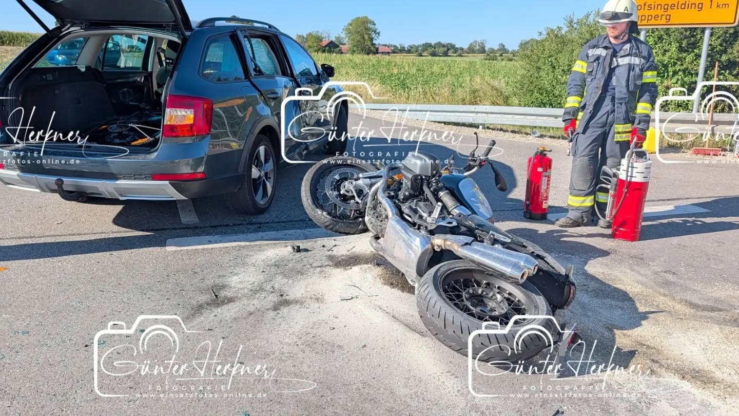 Motorradfahrer schwer verletzt und mit Rettungshubschrauber abtransportiert
🗓️Datum: 14.08.2026
⏰Uhrzeit: 16.40 Uhr
🚒🚑 Einsatzart: VU Motorrad THL 1
📍Einsatzort: Wörth/Hofsingelding
🚒🚑🚁🚓 Eingesetzte Kräfte:
@ff_hoerlkofen
@feuerwehr_ottenhofen
@brk_kreisverband_erding
@brk_isen
@einsatzleiter_rettungsdienst
@christoph.muenchen
@polizeiobn
Gegenverkehr übersehen
Am Freitagabend fuhr ein 48-jähriger Pkw-Fahrer aus Wörth von der Flughafentangente aus kommend in Richtung St-Koloman. An der Einmündung der Riexinger Straße nach Lupperg bog der Pkw-Fahrer nach links ab. Dabei übersah er einen entgegenkommenden 59-jährigen Kraftradlenker aus Kirchheim bei München. Dadurch fuhr der Kraftradfahrer frontal in die Seite des abbiegenden Pkws der Marke Skoda.
Durch den Zusammenstoß erlitt der Kraftradlenker schwere Verletzungen und wurde mit einem Rettungshubschrauber in eine Münchner Klinik zur weiteren medizinischen Behandlung gebracht. Dessen Kraftrad der Marke BMW wurde massiv beschädigt, es dürfte sich um einen wirtschaftlichen Totalschaden handeln.
Der Pkw-Fahrer sowie dessen 9-jährige Beifahrerin wurden leicht verletzt. Sie wurden ebenfalls in eine umliegende Klinik gebracht. Der Pkw wurde an der rechten Fahrzeugseite beschädigt.
Der Gesamtschaden beläuft sich auf circa 13.000 €.
Die Fahrbahn wurde während der Unfallaufnahme durch die freiwillige Feuerwehr Hörlkofen und Ottenhofen beidseitig gesperrt.
Quelle: PI Erding
📷 Günter Herkner
#thl #unfall #feuerwehr #rettungsdienst #polizei luftrettung blaulicht technischehilfe gefahrgut abc brand freiwilligefeuerwehr