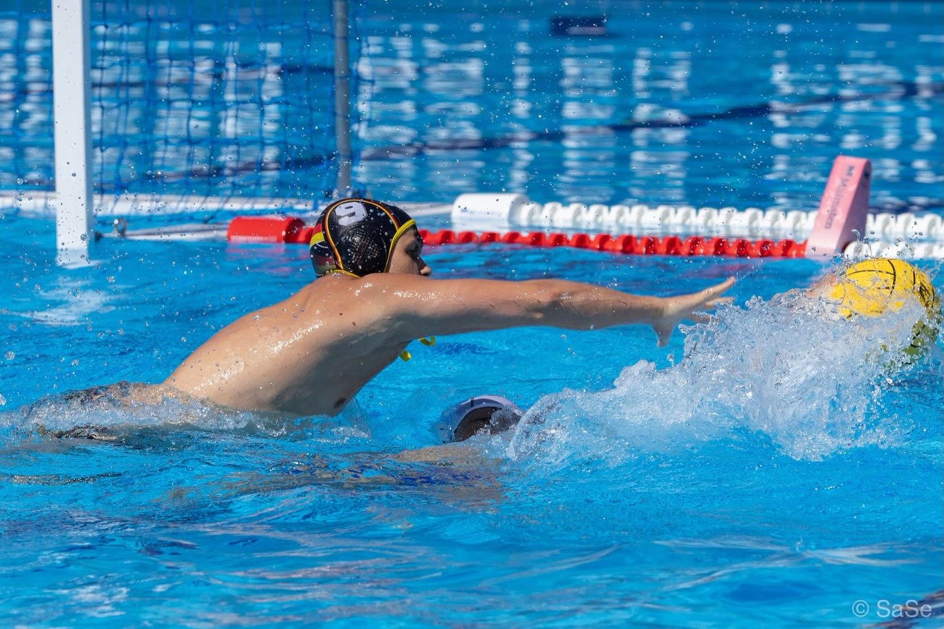 Top 8 Europas | U20-EM 🇩🇪🤽🏼♂️
Eine intensive Turnierwoche liegt hinter der deutschen U20-Wasserballnationalmannschaft…
Mit Eric Heinrich, Fynn Janke, Aleksandar Mityska und Noel Palata gingen bei der U20-EM in Varna gleich vier LSN-Athleten für Deutschland an den Start. Am Ende sicherte sich die DSV-Auswahl der Jahrgänge 2006 und jünger einen super achten Platz!🔥
Herzlichen Glückwunsch an unsere vier Niedersachsen und das gesamte Team! Wir sind stolz auf euch!
👉🏼 Den ausführlichen Rückblick auf die U20-EM findet ihr auf unserer Homepage.
📸 @saseseifert
#lsn #landesschwimmverbandniedersachsen #varna2026 #waterpolo #teamdeutschland