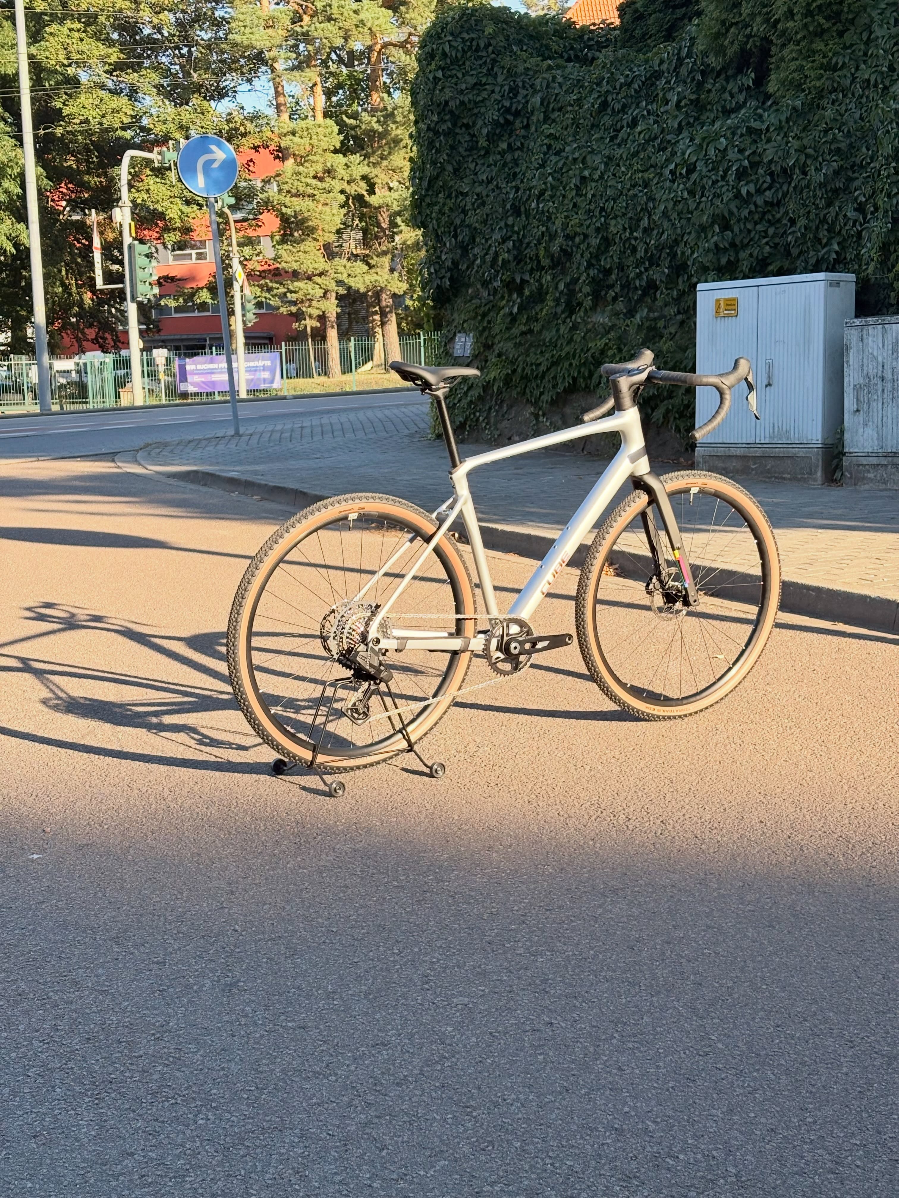 🚀 Das Bike mit dem besten Preis-Leistungs-Verhältnis für 2027?
Wer genau hinsieht, entdeckt sie: Die Schweißnähte verstecken sich unter der abgefahrenen „Spaceship“-Lackierung des neuen CUBE Nuroad SLX. 👀✨
Und nicht nur optisch gibt’s hier einiges zu entdecken: Das Nuroad SLX ist das erste CUBE Alu-Gravelbike mit elektronischer Schaltung! ⚡️
Mit SRAM Rival 13-fach bekommst du elektronische Schaltperformance, jede Menge Gravel-Feeling und das Ganze für gerade mal 1.999 €. 🤯
Kurz gesagt: Alu, Gravel, elektronisch und 13-fach – für unter 2.000 €.
Was will man mehr? 😏
#cube #cubenuroad #nuroadslx #gravelbike #bikepointdresden