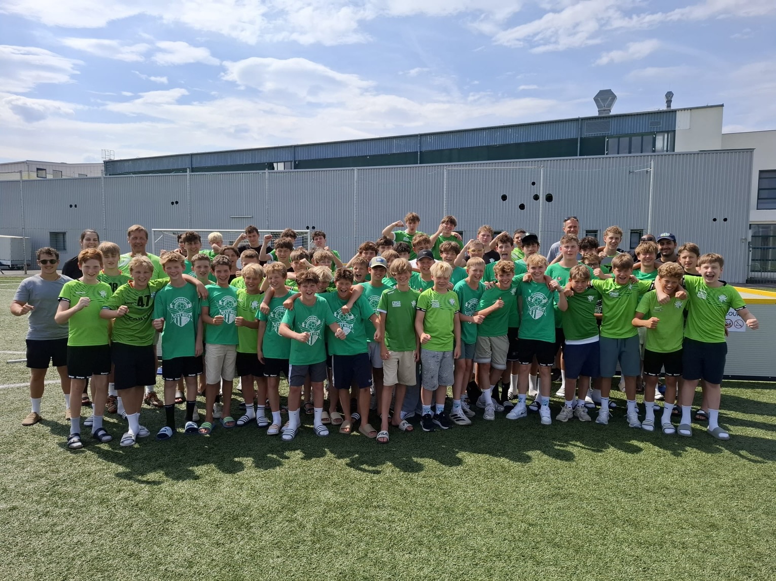 Trainingsauftakt unserer Jugend!
Fünf Jahrgänge, ein gemeinsames Ziel: Unsere Jungs aus den Jahrgängen 2010 bis 2014 sind gemeinsam ins Trainingslager gestartet.💚
Vier Tage lang standen Training, Teambuilding und jede Menge gemeinsame Zeit auf und neben dem Spielfeld auf dem Programm - drinnen wie draußen.💪
Die Saison nimmt Fahrt auf: wir haben einiges vor!🤾♂️
Danke an @landessportzentrum_viva für die tollen Tage bei euch!🫶
#concirclewestwien #handballaustria #hlachallenge #alwaysplayheart #trainingslager