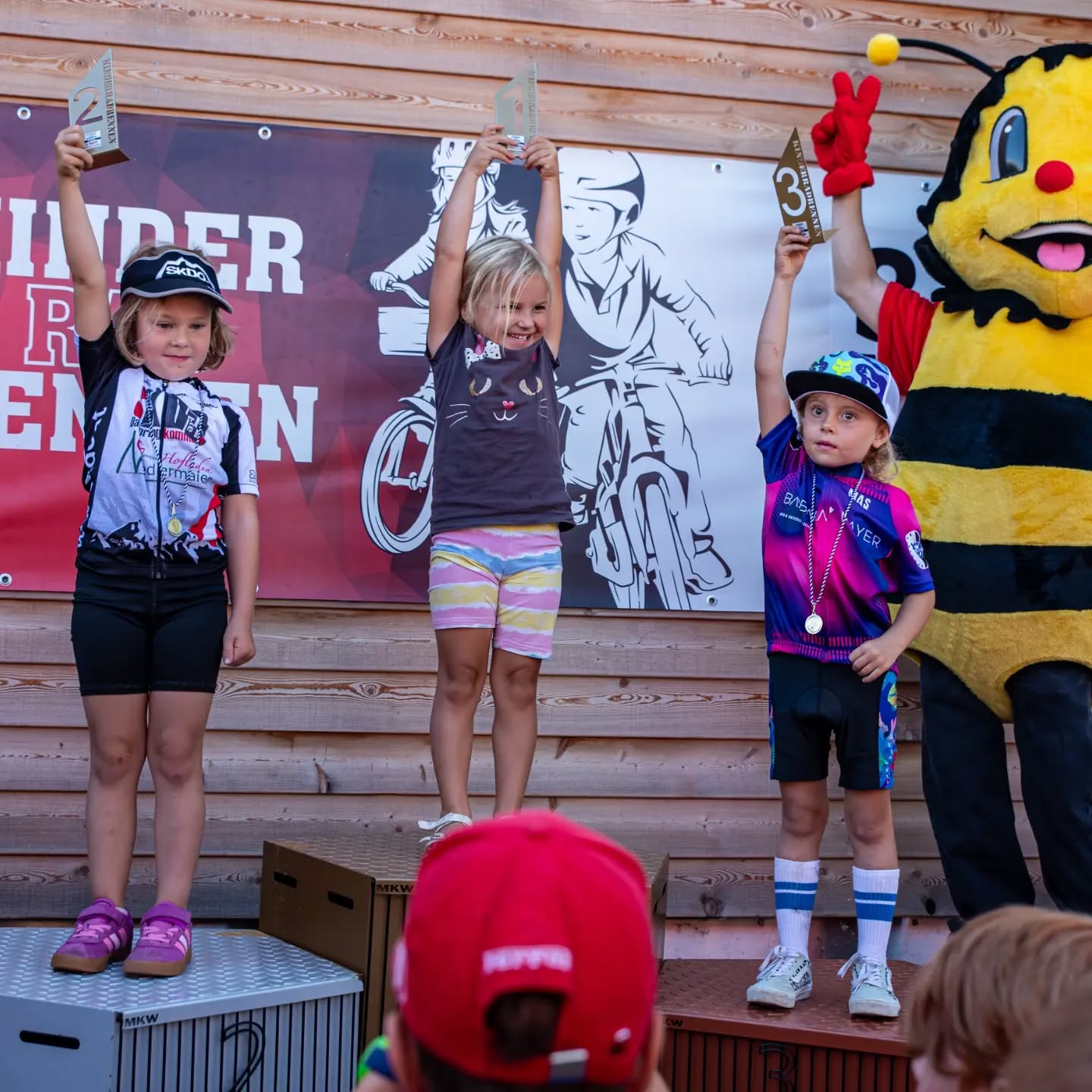 🚴♀️ Kleine Rennfahrer – ganz große Momente! 🏁
Beim Kinderradrennen in Weibern stehen vor allem Spaß am Radfahren und ein tolles Rennerlebnis im Mittelpunkt! 🤩🚲
Vom Laufrad bis zum Fahrrad – alle Kids sind willkommen und natürlich gibt’s wieder eine Medaille für alle Starter:innen! 🥇
📅 Sonntag, 6. September
👉 Anmeldung: Link in der BIO!
#kidsonbikes #kinderradrennen #rfvweibern1897 #stolzeeltern #radfahren