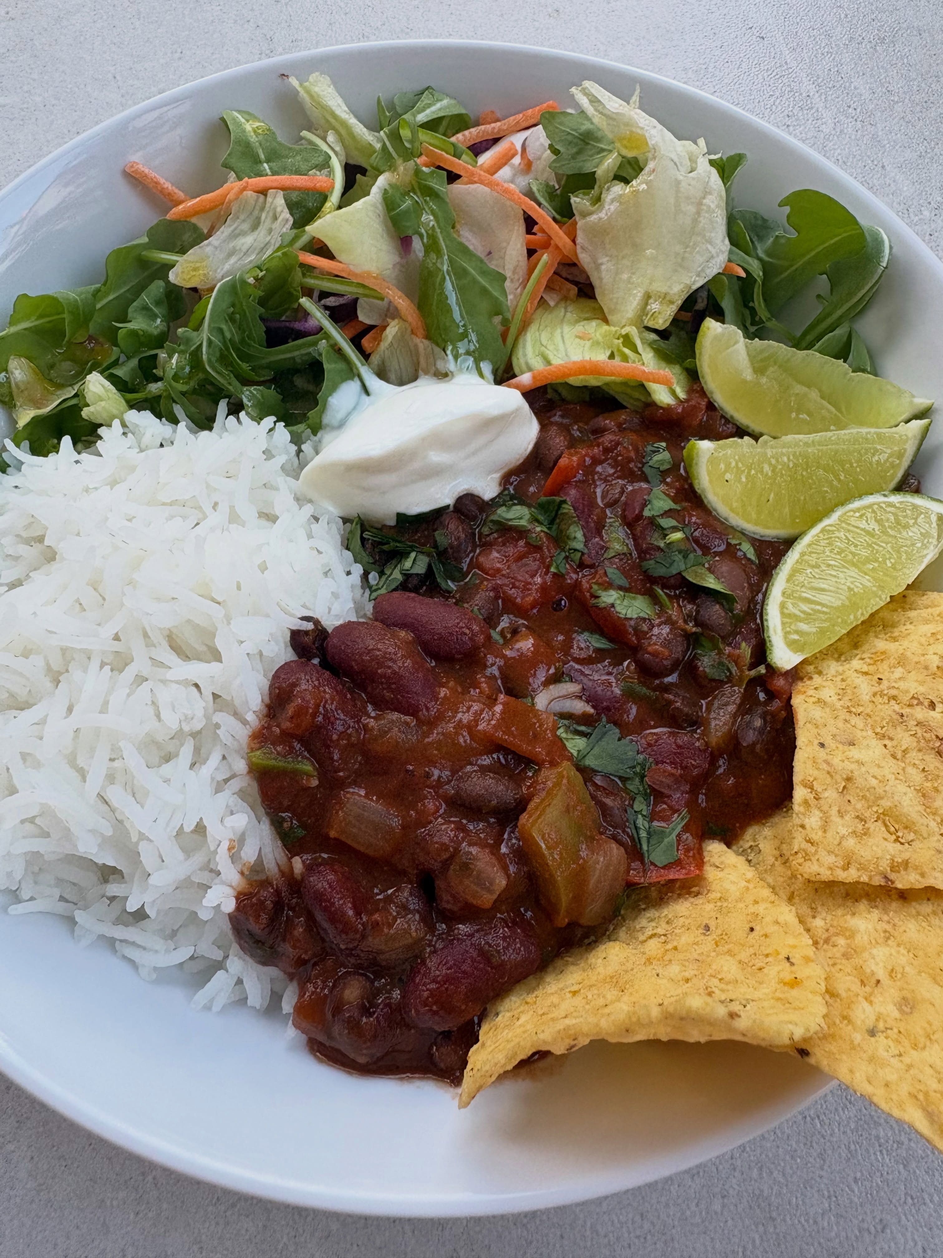 So I finally got round to making my bean chilli, although the supermarket were out of @boldbeanco black beans, so I had to buy tinned…. Thankfully I already had some of their red kidney beans so all was not lost! Sautéed onion, peppers with garlic, fresh red and green chillis, paprika and cumin. Added tinned tomatoes, the beans, a bit of stock, a little chipotle paste (I was out of ancho), dried oregano and tomato puree. Left to slow cook then added some dark chocolate, and then just before serving some lime juice. Served with basmati, tortillas, salad and Greek yoghurt. Not sure I added enough ingredients!!!
#beanchilli #veggiechilli #chilli