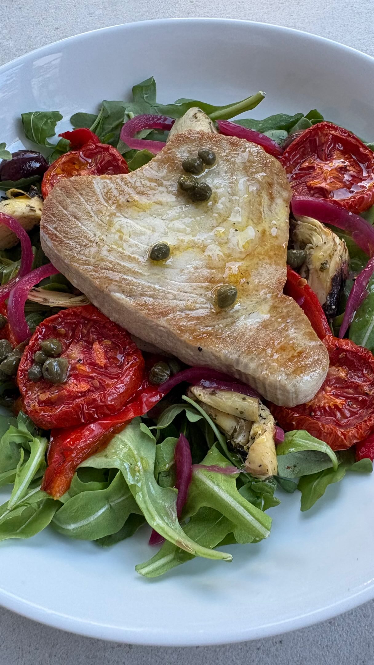 Pan fried tuna steak for dinner last night served on a salad of rocket, blackened (and peeled!) red peppers, slow roasted tomatoes, artichoke hearts, Kalamata olives and homemade pickled red onions. Topped with a baby caper vinaigrette and a squeeze of lemon. Think this is my new favourite meal…
Baby capers - @fragatauk
#tunasalad #healthymeals #tunasteak