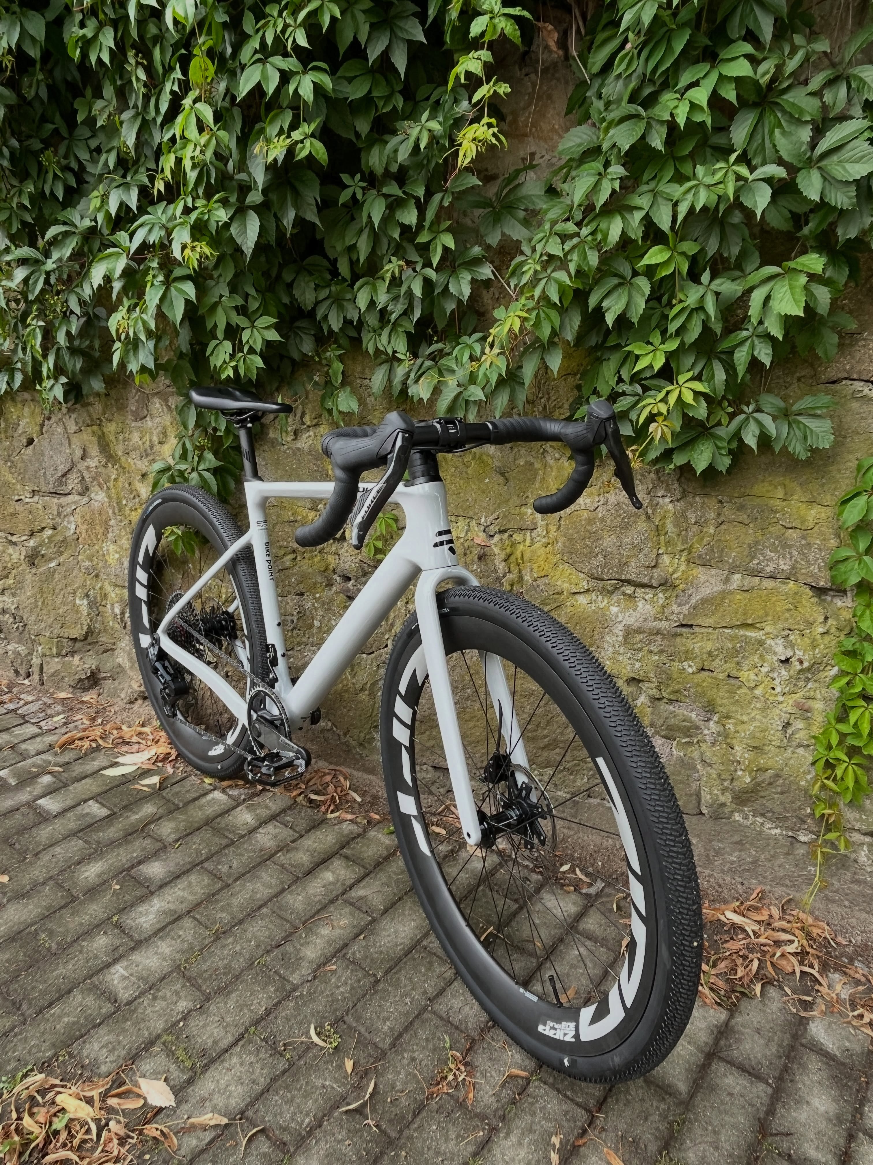 Das Ridley ASTR gibt’s von der Stange – oder du konfigurierst dir deine ganz persönliche Waffe. 🔥🚀
Serie oder Custom? Du hast die Wahl. 😎
#ridley #ridleyastr #gravelbike #gravelcycling #bikepointdresden