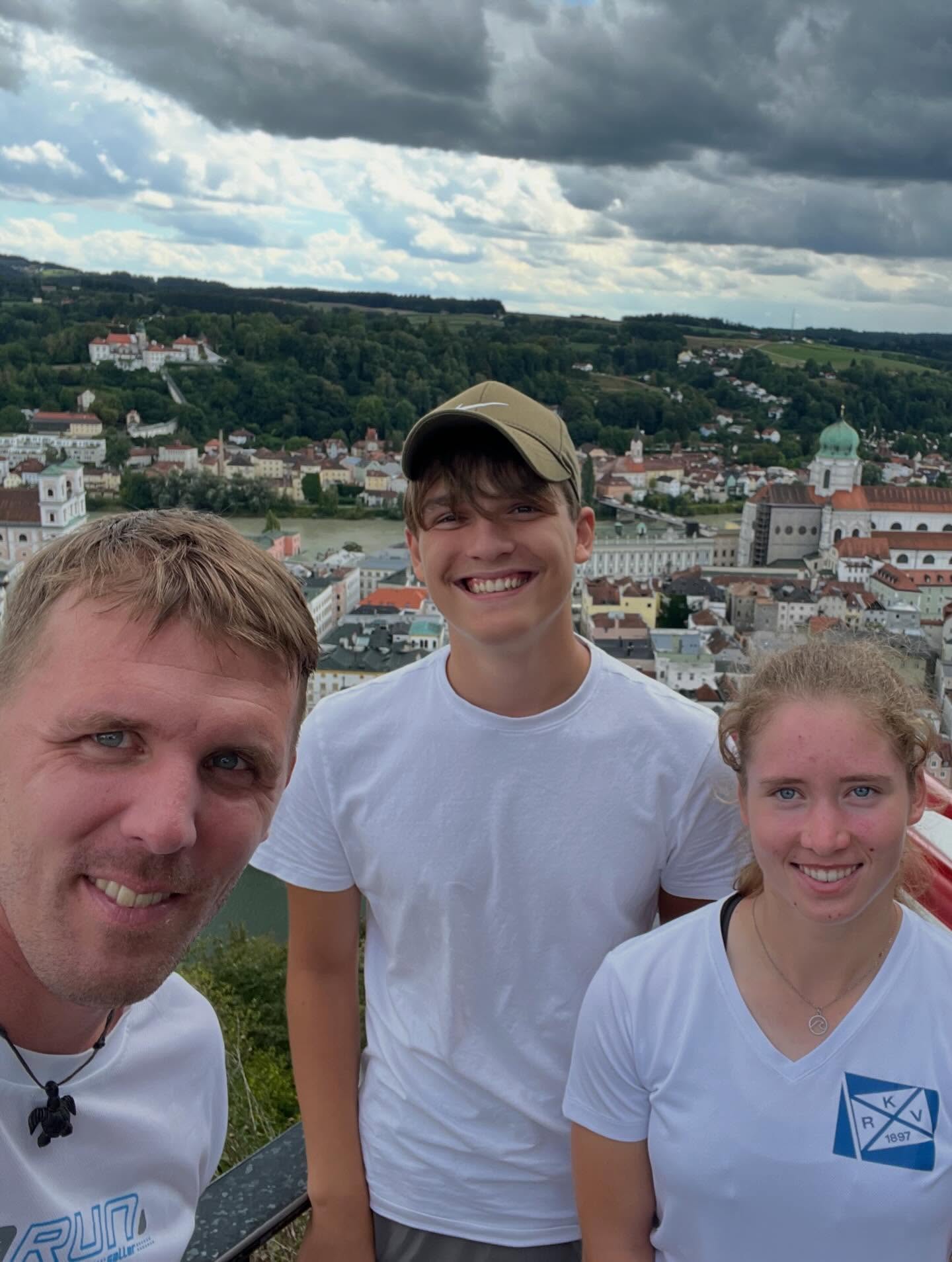 Einst zog ich am Ufer der Donau entlang 🏞️ Ein Teil der R-Gruppe war am Wochenende mit den Freunden des @ruderclub_vilshofen_1913 von Deggendorf bis Erlau unterwegs 🚣🏻 Gutes Wetter inkl. 😎 #wanderrudern #discoverbavaria #rowing