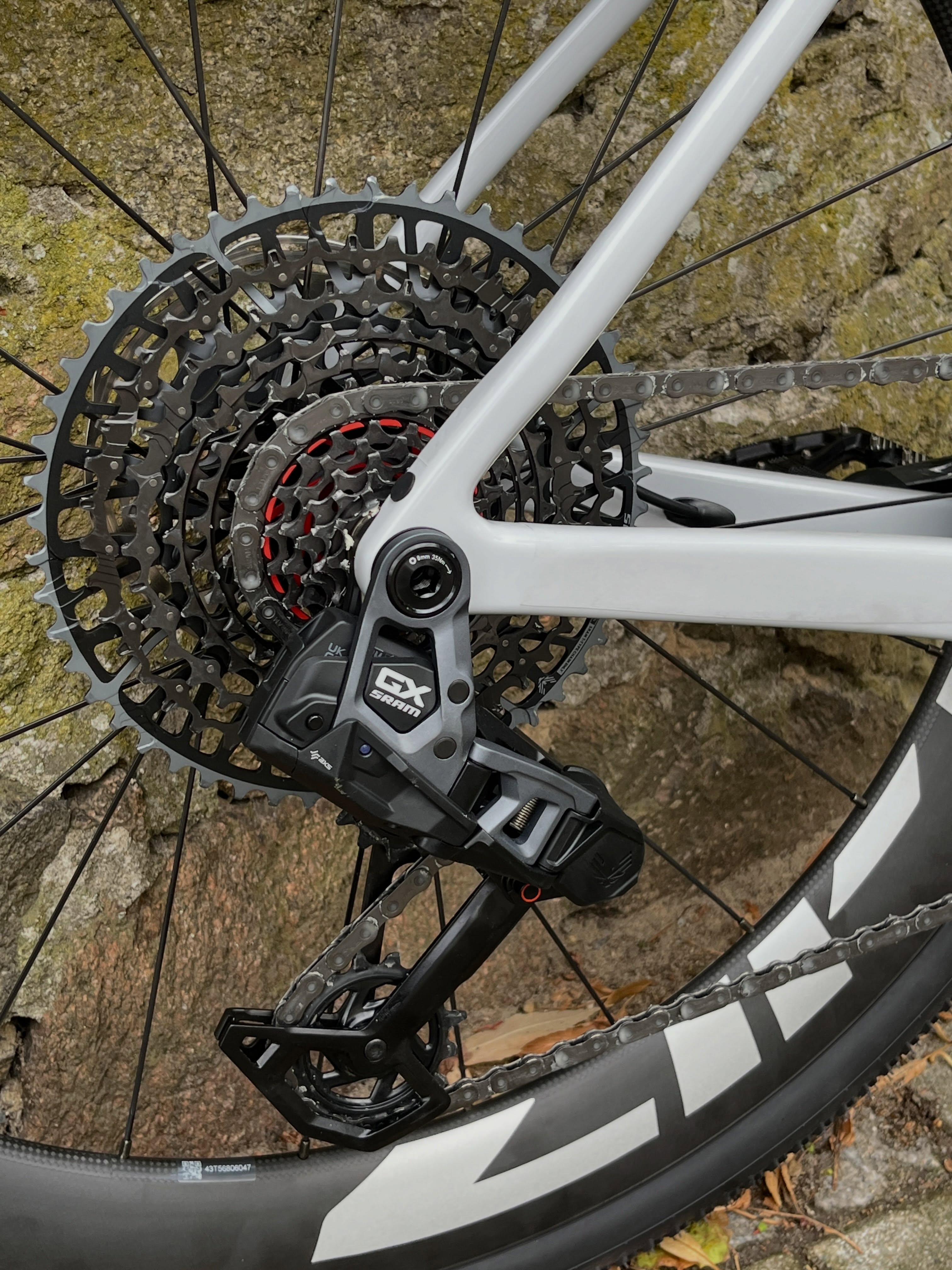Details, die den Unterschied machen. 👀🔥
Beim Aufbau dieses Ridley ASTR wurde ordentlich aufgefahren: SRAM Force / GX Mullet 1x13-fach trifft auf einen Zipp 303 XPLR Laufradsatz.
Ein Setup für alle, die beim Gravelbike nicht zwischen Performance und Abenteuer wählen wollen. Leicht, schnell und bereit für alles, was hinter dem nächsten Abzweig wartet. 🚀
Und genau dafür lieben wir Custom Builds: Du bestimmst, was deine persönliche Gravel-Waffe ausmacht. 💥
#ridley #ridleyastr #sram #sramforce #bikepointdresden