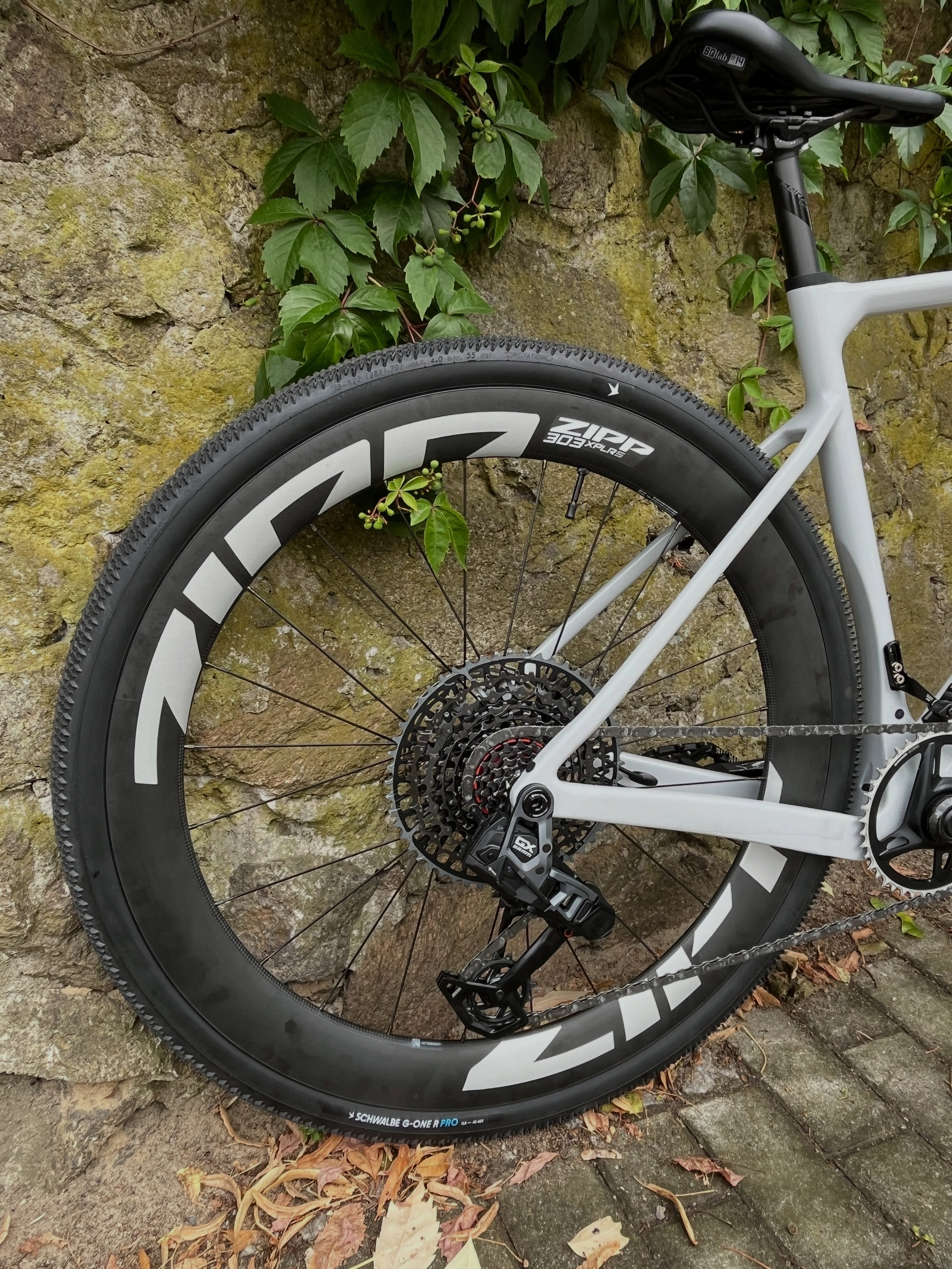 Details, die den Unterschied machen. 👀🔥
Beim Aufbau dieses Ridley ASTR wurde ordentlich aufgefahren: SRAM Force / GX Mullet 1x13-fach trifft auf einen Zipp 303 XPLR Laufradsatz.
Ein Setup für alle, die beim Gravelbike nicht zwischen Performance und Abenteuer wählen wollen. Leicht, schnell und bereit für alles, was hinter dem nächsten Abzweig wartet. 🚀
Und genau dafür lieben wir Custom Builds: Du bestimmst, was deine persönliche Gravel-Waffe ausmacht. 💥
#ridley #ridleyastr #sram #sramforce #bikepointdresden