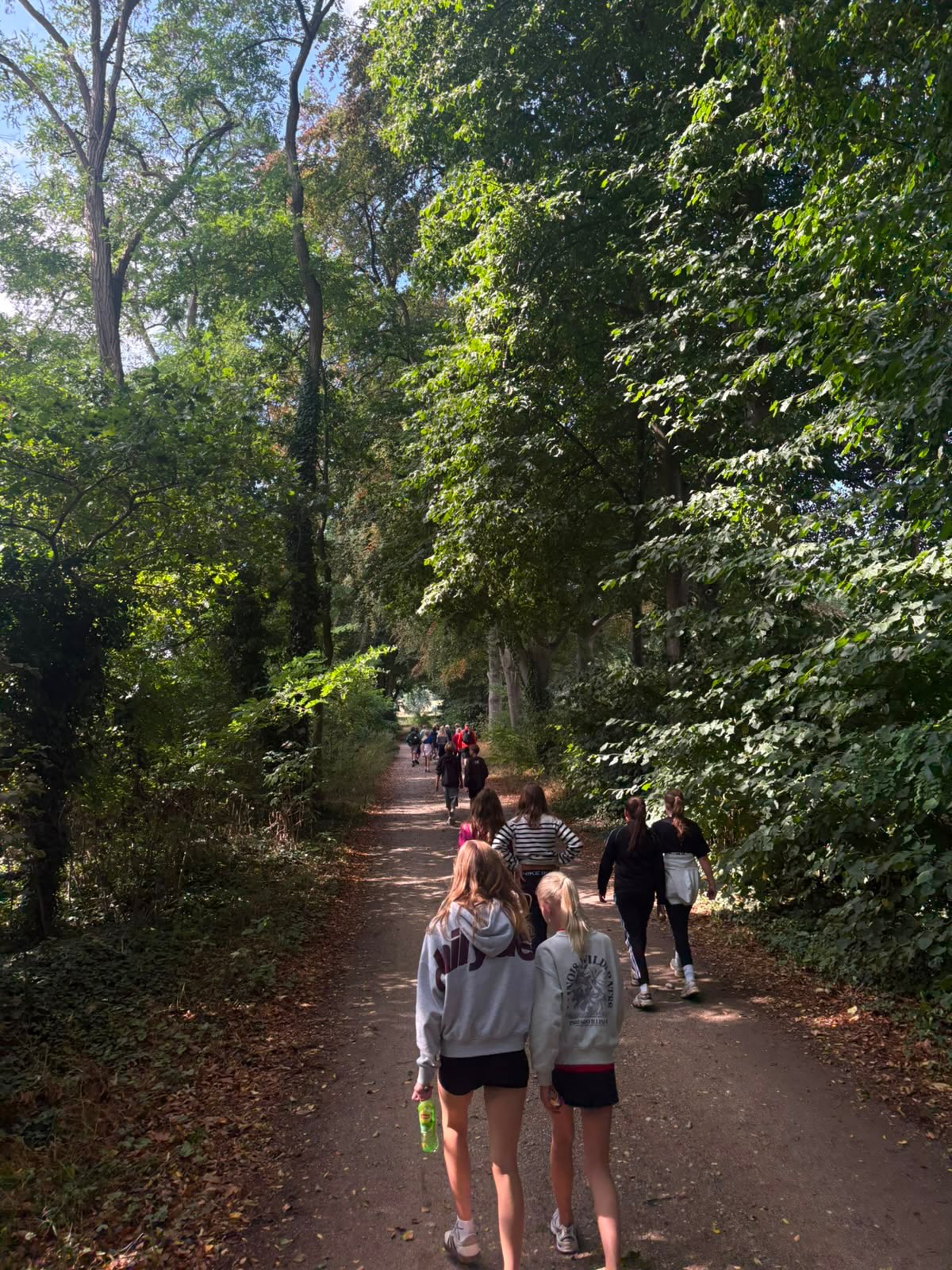 De brugklassen gingen in de eerste week van het nieuwe schooljaar meteen op kamp! Een spannende start waarin kennismaken met je nieuwe klasgenoten en mentor centraal stond.
Tijdens het kamp was er van alles te beleven. Zo werden er vlotten gebouwd, gps-tochten gelopen en gingen de leerlingen de uitdaging aan op een spannend challenge parcours. Ook werd er booggeschoten, waren er gezellige spelletjes en natuurlijk mocht een kampvuur niet ontbreken. βs Avonds werd er volop gedanst tijdens de silent disco. πΆπ₯ Alle brugklasleerlingen zijn klaar voor een mooi schooljaar op het Kennemer Lyceum