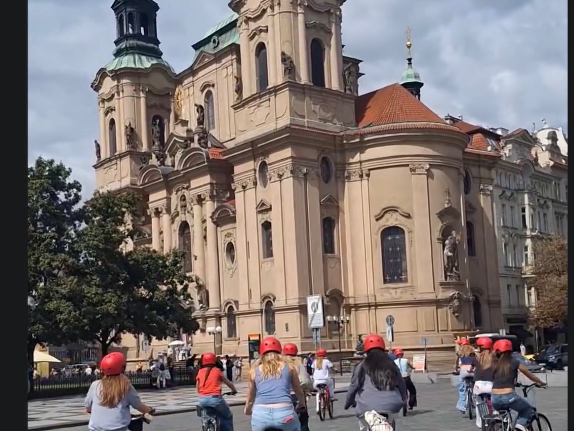 4H verruilde het klaslokaal voor het prachtige Praag! Tijdens deze actieve schoolreis stond vooral samen beleven en avontuur centraal.
De leerlingen ontdekten de stad op een sportieve manier en gingen de uitdaging aan met verschillende outdooractiviteiten. Samen op pad, nieuwe plekken ontdekken en elkaar op een andere manier leren kennen zorgden voor veel gezelligheid en mooie momenten.
Een actieve en avontuurlijke reis vol plezier, uitdaging en groepsvorming.