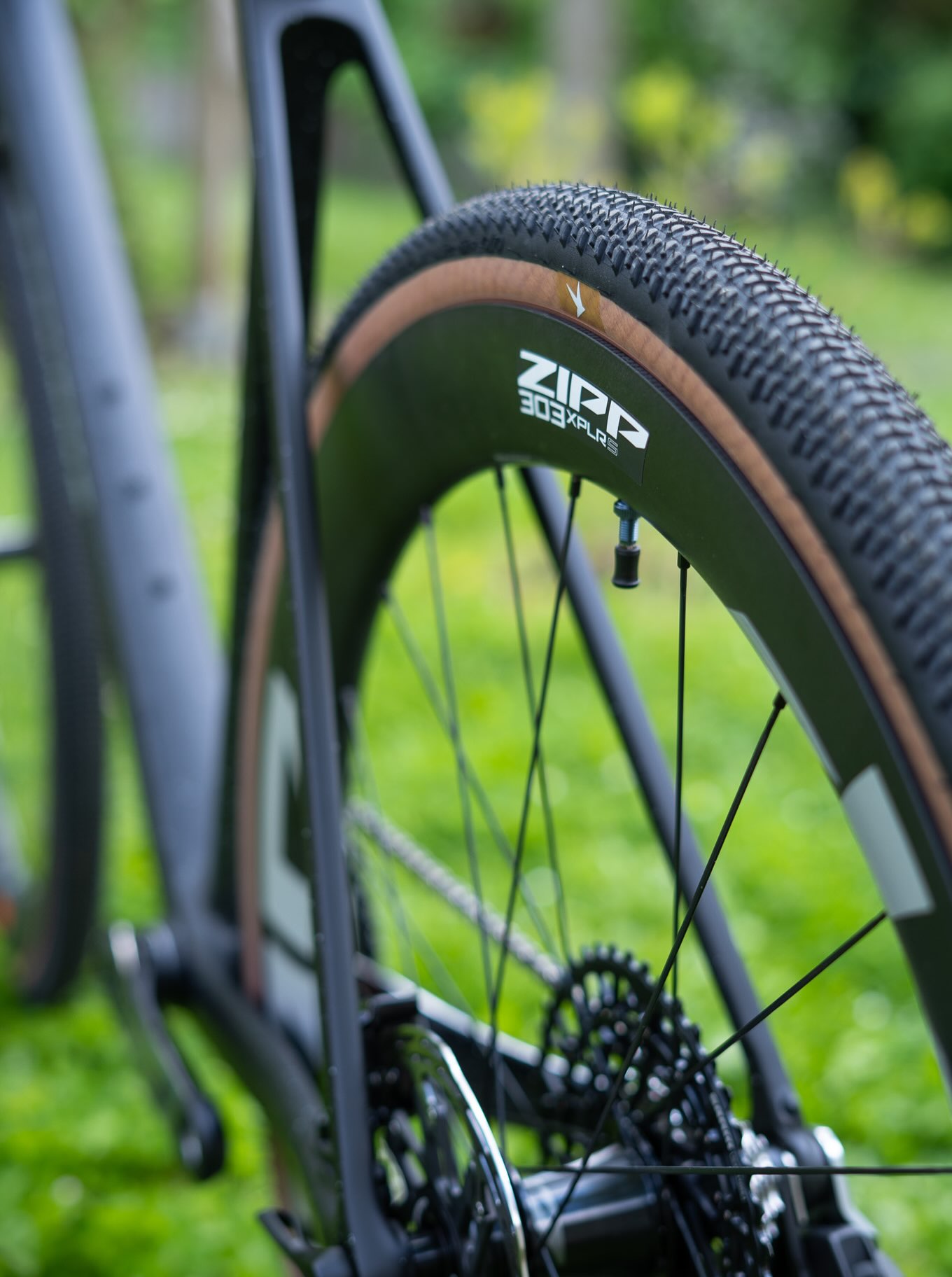 MAL EHRLICH: WARUm ZUR HÖLLEN FAHREN WIR DEN NICHT SCHON ALLE? 👀
Der Zipp 303 XPLR S stand bisher irgendwie zu oft im Schatten. Völlig zu Unrecht. 🫠
1.610 g, ultrabreites Hookless-Profil, Tubeless-ready und gemacht für ordentlich Volumen & niedrige Drücke. 💨
Heißt: mehr Grip, mehr Kontrolle, mehr Komfort – und verdammt viel Gravel-Spaß. 🔥
Vielleicht wird’s einfach mal Zeit, dass dieser Laufradsatz endlich das Lob bekommt, das er verdient.
Und ja… wir würden ihn auch ans eigene Bike schrauben. 😏
#bikepointdresden #zipp #303xplrs #gravel #gravelbike
