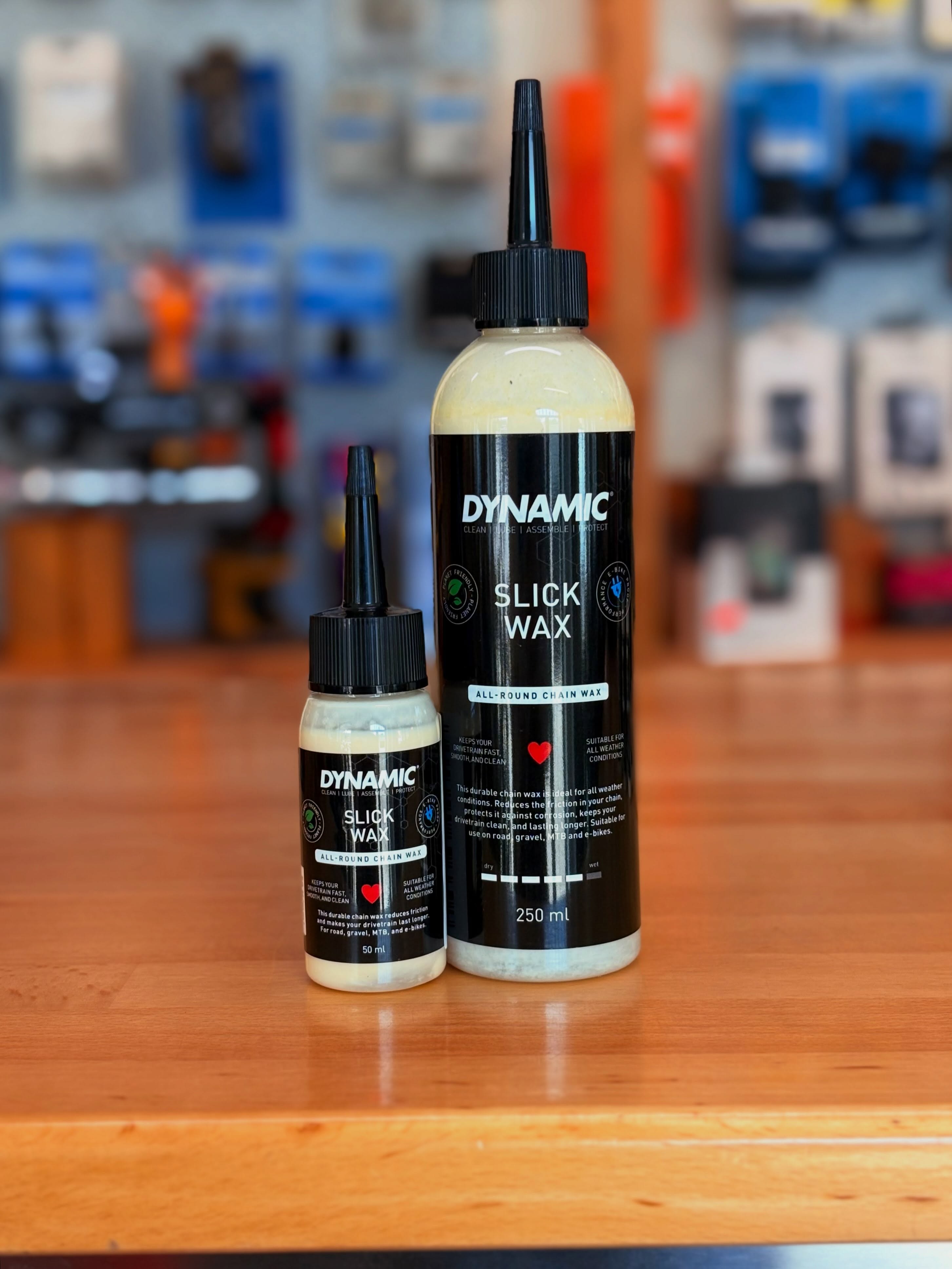 Wer nicht wagt, der wachst! 🕯️🔥
So auch wir – für euch! 😎
Mit den neuen Wachsen von @dynammicbikecare sind wir bestens aufgestellt: Egal ob Heißwachs mit dem Hyper Wax oder schnelles Nachwachsen mit dem Slick Wax – damit bekommt eure geliebte Maschine genau das, was sie verdient. 🚴♂️✨
Weniger Reibung, geschmeidiger Antrieb und einfach richtig Bock auf Kilometer. 😏
Also: Bock auf ein Upgrade?
Dann kommt vorbei und wachst euch glücklich! 🫶
#bikepointdresden #dynamic #fahrradpflege #kettenschmierung #heißwachs