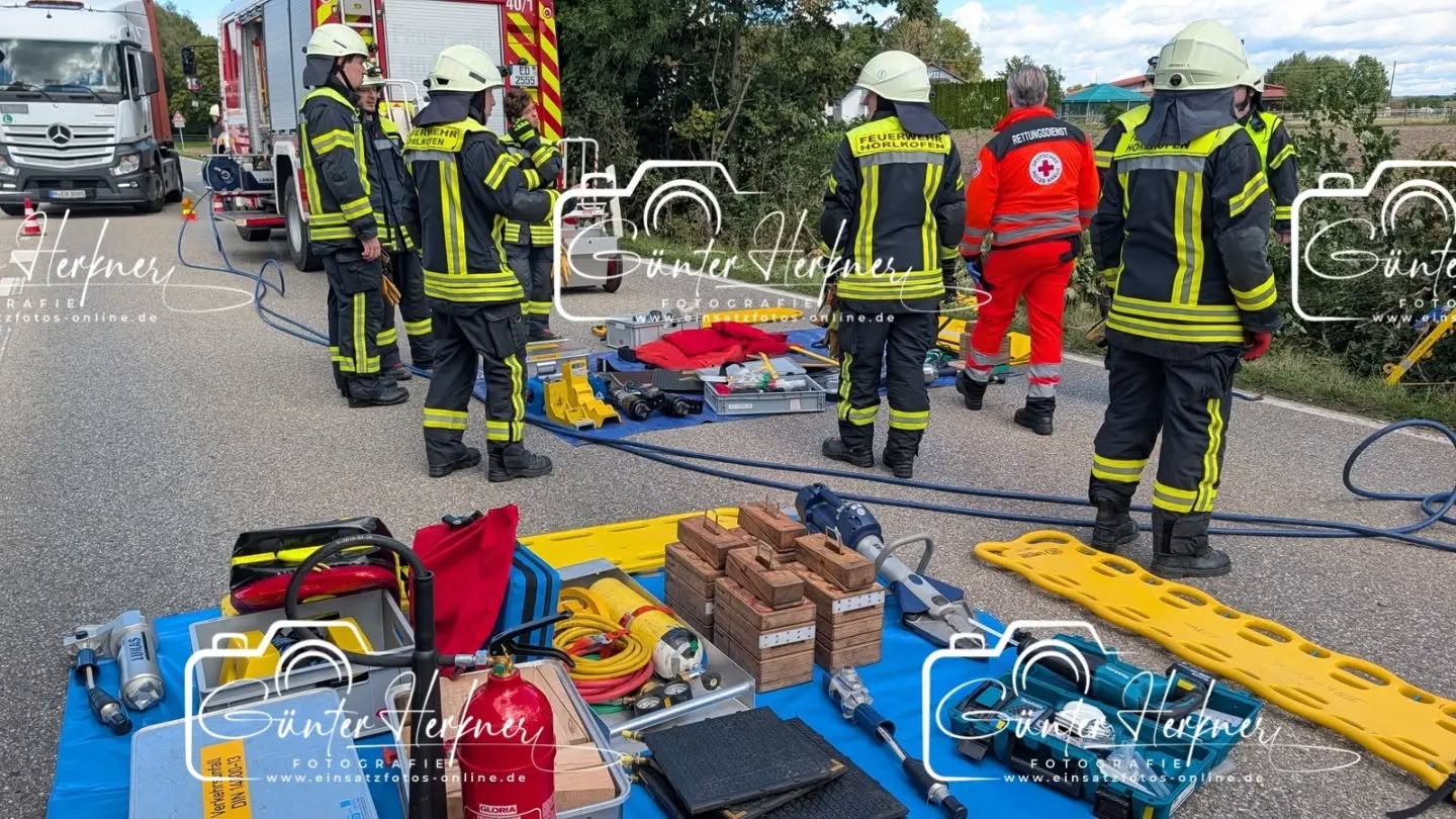 Staatsstraße 2331 bei Wörth nach schwerem Verkehrsunfall zeitweise gesperrt
🗓️Datum: 31.08.2026
⏰Uhrzeit: 10.44 Uhr
🚒🚑 Einsatzart: THL 3
📍Einsatzort: Hörlkofen St.2331
🚒🚑🚁🚓 Eingesetzte Kräfte:
@ff_hoerlkofen
@feuerwehr_walpertskirchen
@kreisbrandinspektion_erding
@brk_kreisverband_erding
@polizeiobn
Gegen 11:45 Uhr wurden Polizei, Rettungsdienst und Feuerwehr wegen eines schweren Verkehrsunfalls auf der Erdinger Straße (St. 2331) im Gemeindebereich Wörth alarmiert. Ein Pkw VW Touran, der die Staatsstraße von Erding Richtung Hörlkofen befuhr, kam auf Höhe der Einmündung Richtung Teufstetten in seiner Fahrtrichtung nach links von der Fahrbahn ab. In der Folge überschlug sich das Fahrzeug im angrenzenden Grünstreifen und kam in einem Acker zum Liegen. Der 83-jährige Fahrzeugführer aus dem südlichen Landkreis, der alleine im Fahrzeug saß, wurde bei dem Unfall nach jetzigem Sachstand leicht verletzt und in ein örtliches Klinikum eingeliefert. Da er infolge des Überschlags im Fahrzeug eingeklemmt wurde, musste er von der Feuerwehr befreit werden. Die Staatstraße 2331 war für die Rettungs- und Bergungsmaßnahmen bis 13:00 Uhr für den Straßenverkehr gesperrt.
Im Einsatz waren neben der Erdinger Polizei und dem Rettungsdienst die alarmierten Feuerwehren aus Hörlkofen, Walpertskirchen und Einheiten der Kreisbrandinspektion. Das Fahrzeug des Verunfallten wurde abgeschleppt, es war nicht mehr fahrbereit. Die Schadenshöhe wird noch ermittelt. Gegenstand der Ermittlungen ist derzeit auch, weshalb der Fahrzeugführer ohne Beteiligung anderer Verkehrsteilnehmer von der Fahrbahn abgekommen ist.
Quelle: PI Erding
📷 Günter Herkner
#thl #unfall #feuerwehr #rettungsdienst #polizei luftrettung blaulicht technischehilfe gefahrgut abc brand freiwilligefeuerwehr