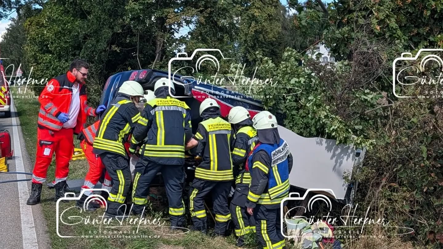 Staatsstraße 2331 bei Wörth nach schwerem Verkehrsunfall zeitweise gesperrt
🗓️Datum: 31.08.2026
⏰Uhrzeit: 10.44 Uhr
🚒🚑 Einsatzart: THL 3
📍Einsatzort: Hörlkofen St.2331
🚒🚑🚁🚓 Eingesetzte Kräfte:
@ff_hoerlkofen
@feuerwehr_walpertskirchen
@kreisbrandinspektion_erding
@brk_kreisverband_erding
@polizeiobn
Gegen 11:45 Uhr wurden Polizei, Rettungsdienst und Feuerwehr wegen eines schweren Verkehrsunfalls auf der Erdinger Straße (St. 2331) im Gemeindebereich Wörth alarmiert. Ein Pkw VW Touran, der die Staatsstraße von Erding Richtung Hörlkofen befuhr, kam auf Höhe der Einmündung Richtung Teufstetten in seiner Fahrtrichtung nach links von der Fahrbahn ab. In der Folge überschlug sich das Fahrzeug im angrenzenden Grünstreifen und kam in einem Acker zum Liegen. Der 83-jährige Fahrzeugführer aus dem südlichen Landkreis, der alleine im Fahrzeug saß, wurde bei dem Unfall nach jetzigem Sachstand leicht verletzt und in ein örtliches Klinikum eingeliefert. Da er infolge des Überschlags im Fahrzeug eingeklemmt wurde, musste er von der Feuerwehr befreit werden. Die Staatstraße 2331 war für die Rettungs- und Bergungsmaßnahmen bis 13:00 Uhr für den Straßenverkehr gesperrt.
Im Einsatz waren neben der Erdinger Polizei und dem Rettungsdienst die alarmierten Feuerwehren aus Hörlkofen, Walpertskirchen und Einheiten der Kreisbrandinspektion. Das Fahrzeug des Verunfallten wurde abgeschleppt, es war nicht mehr fahrbereit. Die Schadenshöhe wird noch ermittelt. Gegenstand der Ermittlungen ist derzeit auch, weshalb der Fahrzeugführer ohne Beteiligung anderer Verkehrsteilnehmer von der Fahrbahn abgekommen ist.
Quelle: PI Erding
📷 Günter Herkner
#thl #unfall #feuerwehr #rettungsdienst #polizei luftrettung blaulicht technischehilfe gefahrgut abc brand freiwilligefeuerwehr