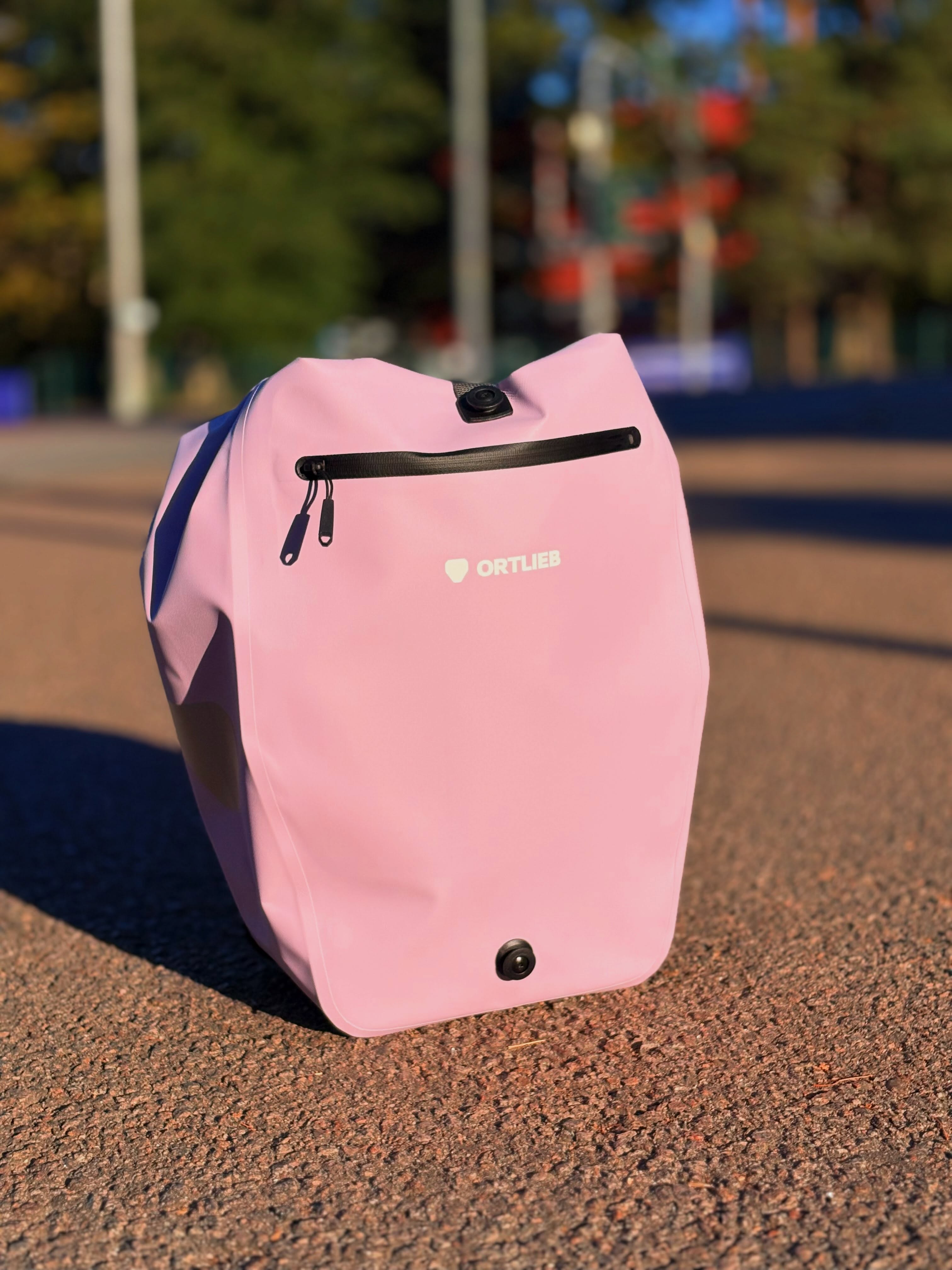 🚨 @ortlieb_waterproof bekommt ein Upgrade!🚨
Neue Taschen, frische Farben und schicke Designs – und mittendrin: TIDURA®👀
Das neue Materialsystem von ORTLIEB verbindet robustes Gewebe, wasserdichte Beschichtung und hochfrequenz-verschweißte Nähte zu einem System. Das Ergebnis: wasserdicht, extrem strapazierfähig und gemacht für lange Haltbarkeit. 💪💦
Dabei setzt TIDURA® auf Reparierbarkeit und austauschbare Komponenten – vom Alltag bis zum harten Outdoor-Einsatz. 🚲🏕️
Und optisch gibt’s ebenfalls ordentlich frischen Wind: neue Farben, neue Designs, neue Taschen. 🎨
👉 Die neuen TIDURA®-Produkte gibt’s ab sofort bei uns im bikepoint Dresden!
Kommt vorbei und schaut sie euch live an. 😎
#bikepointdresden #ortlieb #tidura #ortliebtidura #fahrradtaschen