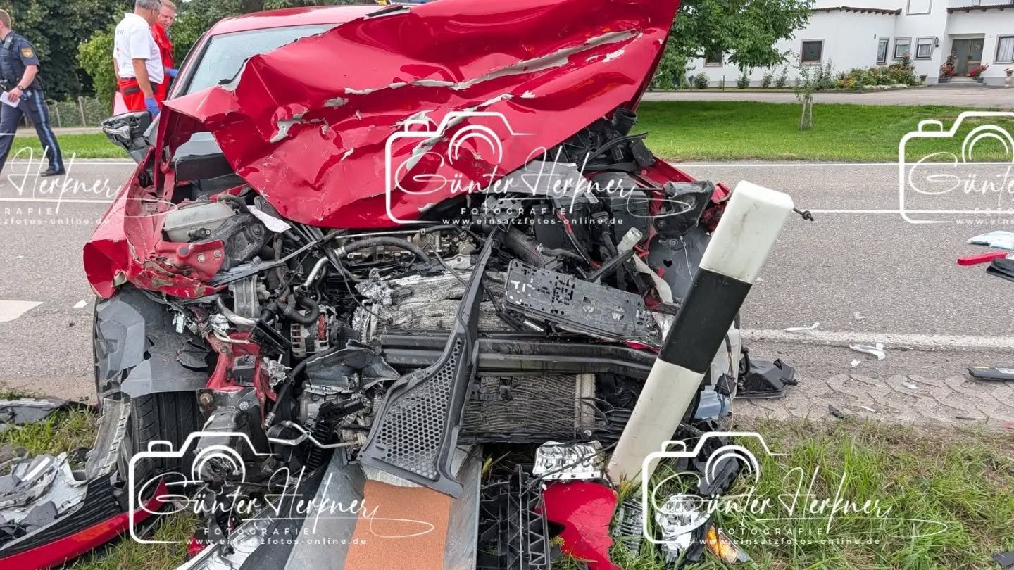 Fünf Verletzte und zwei Rettungshubschrauber
im Einsatz
🗓️Datum: 02.09.2026
⏰Uhrzeit: 11.29 Uhr
🚒🚑 Einsatzart: THL 1
📍Einsatzort: Erding ED 19
🚒🚑🚁🚓 Eingesetzte Kräfte:
@feuerwehr_erding
@kreisbrandinspektion_erding
@brk_kreisverband_erding
@brk_kv_freising
@brkmuenchenzentral2
@luftrettungsstationchristoph1
@christoph.muenchen
@einsatzleiter_rettungsdienst
ORGL
LNA
SanEL
Vorfahrt missachtet – Fünf Personen verletzt
Am Mittwochvormittag gegen 11:30 Uhr ereignete sich in Erding an der Kreuzung Sigwolfstraße und Dorfstraße ein schwerer Verkehrsunfall wegen Missachtung der Vorfahrt. Bei dem Unfall wurden 4 Erwachsene und ein Kleinkind im Alter von 2 Jahren schwer verletzt.
Eine Mutter und ihr Kind wurden schwer verletzt ins Klinikum Schwabing verbracht. Ein Erwachsener wurde schwer verletzt ins Klinikum Freising transportiert. Ein schwer verletzter Erwachsener wurde zur weiteren medizinischen Versorgung ins Klinikum Erding verbracht. Ein Erwachsener wurde schwer verletzt mit Hubschrauber ins Klinikum Harlaching transportiert. Lebensgefahr soll nach erster Einschätzung des Notarztes für keinen Beteiligten bestehen. Die Unfallstelle ist für den gesamten Verkehr in beide Fahrtrichtungen gesperrt. Weitere Informationen liegen zum Zeitpunkt der Presseinformation noch nicht vor.
Quelle: PI Erding
📷 Günter Herkner
#thl #unfall #feuerwehr #rettungsdienst #polizei luftrettung blaulicht technischehilfe gefahrgut abc brand freiwilligefeuerwehr