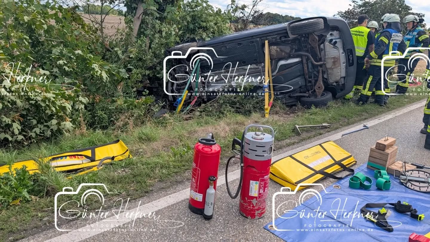 Staatsstraße 2331 bei Wörth nach schwerem Verkehrsunfall zeitweise gesperrt
🗓️Datum: 31.08.2026
⏰Uhrzeit: 10.44 Uhr
🚒🚑 Einsatzart: THL 3
📍Einsatzort: Hörlkofen St.2331
🚒🚑🚁🚓 Eingesetzte Kräfte:
@ff_hoerlkofen
@feuerwehr_walpertskirchen
@kreisbrandinspektion_erding
@brk_kreisverband_erding
@polizeiobn
Gegen 11:45 Uhr wurden Polizei, Rettungsdienst und Feuerwehr wegen eines schweren Verkehrsunfalls auf der Erdinger Straße (St. 2331) im Gemeindebereich Wörth alarmiert. Ein Pkw VW Touran, der die Staatsstraße von Erding Richtung Hörlkofen befuhr, kam auf Höhe der Einmündung Richtung Teufstetten in seiner Fahrtrichtung nach links von der Fahrbahn ab. In der Folge überschlug sich das Fahrzeug im angrenzenden Grünstreifen und kam in einem Acker zum Liegen. Der 83-jährige Fahrzeugführer aus dem südlichen Landkreis, der alleine im Fahrzeug saß, wurde bei dem Unfall nach jetzigem Sachstand leicht verletzt und in ein örtliches Klinikum eingeliefert. Da er infolge des Überschlags im Fahrzeug eingeklemmt wurde, musste er von der Feuerwehr befreit werden. Die Staatstraße 2331 war für die Rettungs- und Bergungsmaßnahmen bis 13:00 Uhr für den Straßenverkehr gesperrt.
Im Einsatz waren neben der Erdinger Polizei und dem Rettungsdienst die alarmierten Feuerwehren aus Hörlkofen, Walpertskirchen und Einheiten der Kreisbrandinspektion. Das Fahrzeug des Verunfallten wurde abgeschleppt, es war nicht mehr fahrbereit. Die Schadenshöhe wird noch ermittelt. Gegenstand der Ermittlungen ist derzeit auch, weshalb der Fahrzeugführer ohne Beteiligung anderer Verkehrsteilnehmer von der Fahrbahn abgekommen ist.
Quelle: PI Erding
📷 Günter Herkner
#thl #unfall #feuerwehr #rettungsdienst #polizei luftrettung blaulicht technischehilfe gefahrgut abc brand freiwilligefeuerwehr