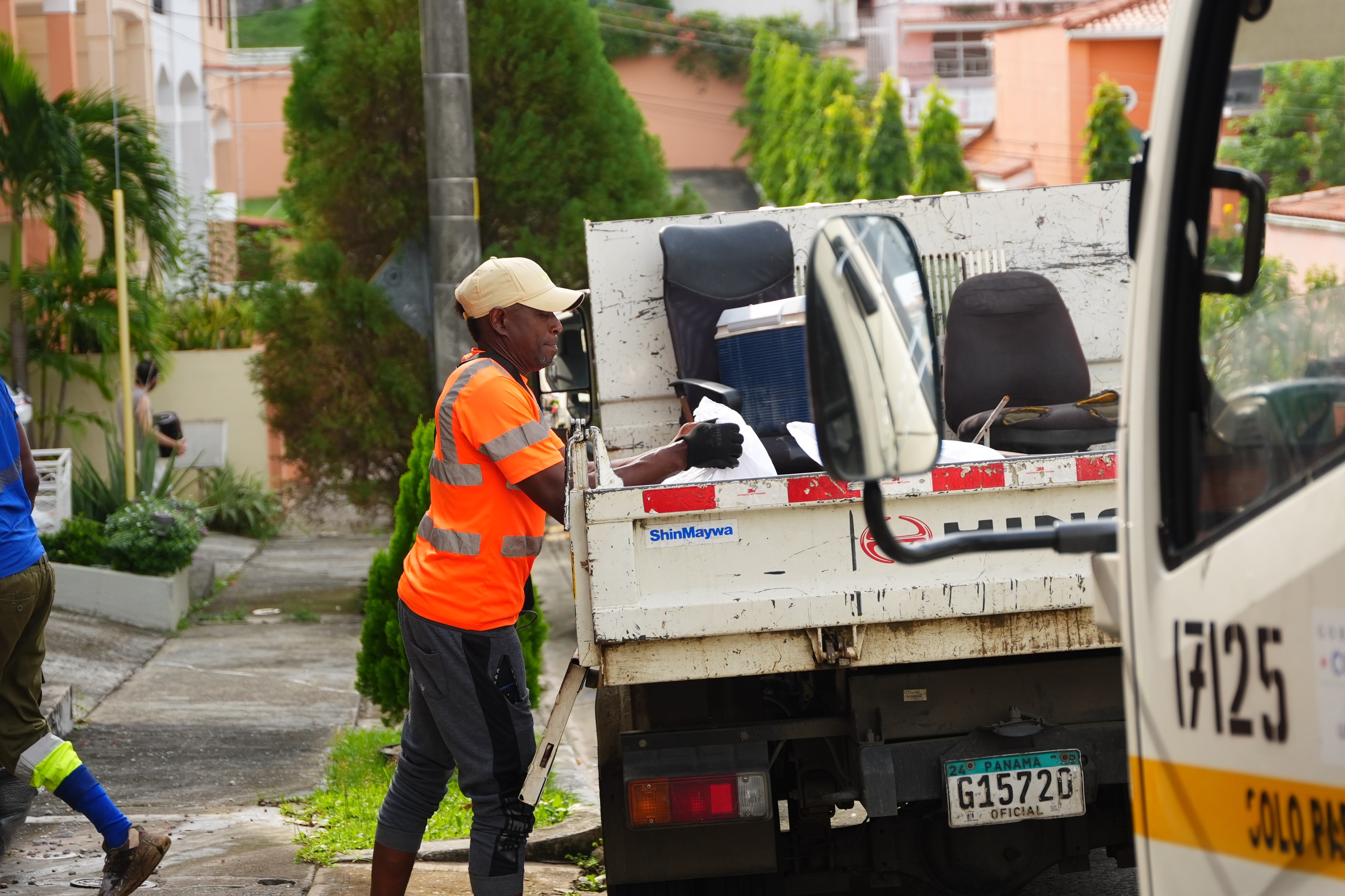 Recorrimos el sector de El Doral para realizar una jornada de recolección de desechos voluminosos, como muebles, colchones, electrodomésticos y otros artículos de gran tamaño.
El objetivo es claro: evitar la acumulación de estos desechos, mantener nuestros espacios limpios y mejorar la calidad de vida de nuestra comunidad.
Seguimos #TrabajandoPorTí #TuBienestarNuestraMisión
