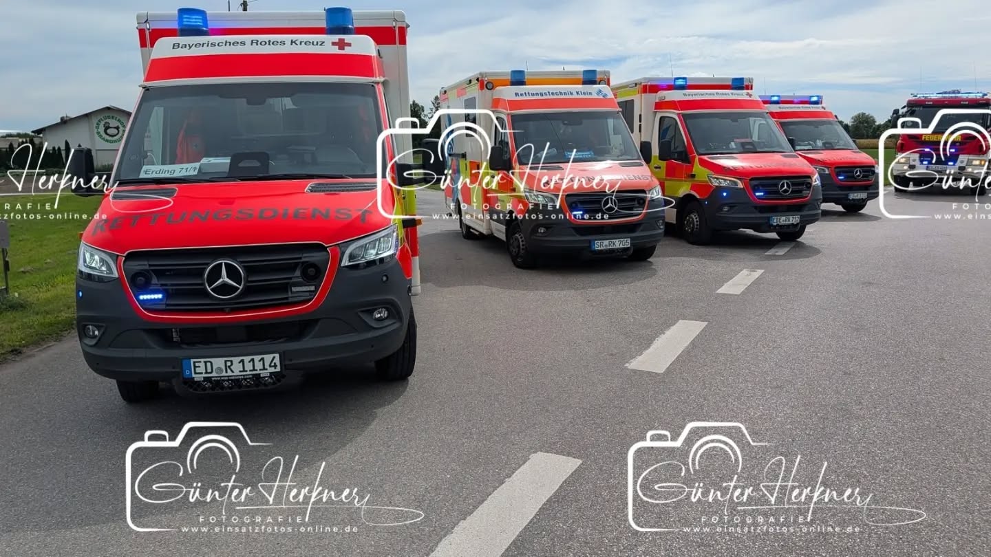 Fünf Verletzte und zwei Rettungshubschrauber
im Einsatz
🗓️Datum: 02.09.2026
⏰Uhrzeit: 11.29 Uhr
🚒🚑 Einsatzart: THL 1
📍Einsatzort: Erding ED 19
🚒🚑🚁🚓 Eingesetzte Kräfte:
@feuerwehr_erding
@kreisbrandinspektion_erding
@brk_kreisverband_erding
@brk_kv_freising
@brkmuenchenzentral2
@luftrettungsstationchristoph1
@christoph.muenchen
@einsatzleiter_rettungsdienst
ORGL
LNA
SanEL
Vorfahrt missachtet – Fünf Personen verletzt
Am Mittwochvormittag gegen 11:30 Uhr ereignete sich in Erding an der Kreuzung Sigwolfstraße und Dorfstraße ein schwerer Verkehrsunfall wegen Missachtung der Vorfahrt. Bei dem Unfall wurden 4 Erwachsene und ein Kleinkind im Alter von 2 Jahren schwer verletzt.
Eine Mutter und ihr Kind wurden schwer verletzt ins Klinikum Schwabing verbracht. Ein Erwachsener wurde schwer verletzt ins Klinikum Freising transportiert. Ein schwer verletzter Erwachsener wurde zur weiteren medizinischen Versorgung ins Klinikum Erding verbracht. Ein Erwachsener wurde schwer verletzt mit Hubschrauber ins Klinikum Harlaching transportiert. Lebensgefahr soll nach erster Einschätzung des Notarztes für keinen Beteiligten bestehen. Die Unfallstelle ist für den gesamten Verkehr in beide Fahrtrichtungen gesperrt. Weitere Informationen liegen zum Zeitpunkt der Presseinformation noch nicht vor.
Quelle: PI Erding
📷 Günter Herkner
#thl #unfall #feuerwehr #rettungsdienst #polizei luftrettung blaulicht technischehilfe gefahrgut abc brand freiwilligefeuerwehr