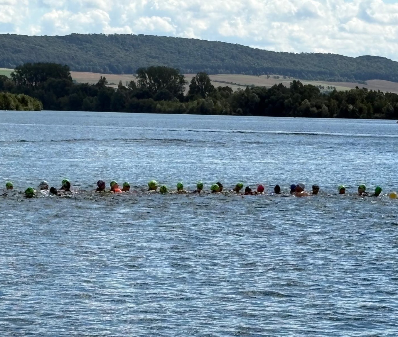 Landesfreiwassermeisterschaften in Northeim 🌊
Zum Ende des Sommers ging es für Niedersachsens Freiwasserschwimmer:innen noch einmal auf die lange Strecke. Bei den Landesfreiwassermeisterschaften am vergangenen Wochenende an der Northeimer Seenplatte standen die 2,5km, 5km und 3 x 1.250m Staffel auf dem Programm.
Mit 184 Einzel- und 39 Staffelmeldungen war auch in diesem Jahr einiges los im Northeimer Kiessee.
Herzlichen Glückwunsch an alle Teilnehmenden zu ihren Leistungen und ein großes Dankeschön an die Wasserfreunde Northeim, die DLRG und alle Helfer:innen für die Ausrichtung!👏🏼
ℹ️ Einen ausführlichen Bericht, Bilder und weitere Eindrücke findet ihr auf unserer Homepage.
#lsn #landesschwimmverbandniedersachsen #niedersachen #freiwasser #schwimmen