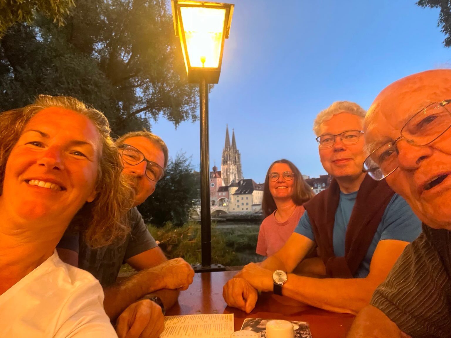 Donau, die Dritte 🚣🏻 Im Mai war die Di-Gruppe von IN nach REG unterwegs. Im August die Jugend von DEG nach Passau. Mit denjenigen, die den #Donaudurchbruch als Landdienst verpasst haben (Steffi, Yvonne) und Hans (im Mai verhindert) machten sich Steffen und Sportvorstand Michael nochmal auf - und wurden mit herrlichstem Indiansummer belohnt 🍁 Respekt an Hans, der mit 90 Jahren die Hälfte der Strecke ruderte!