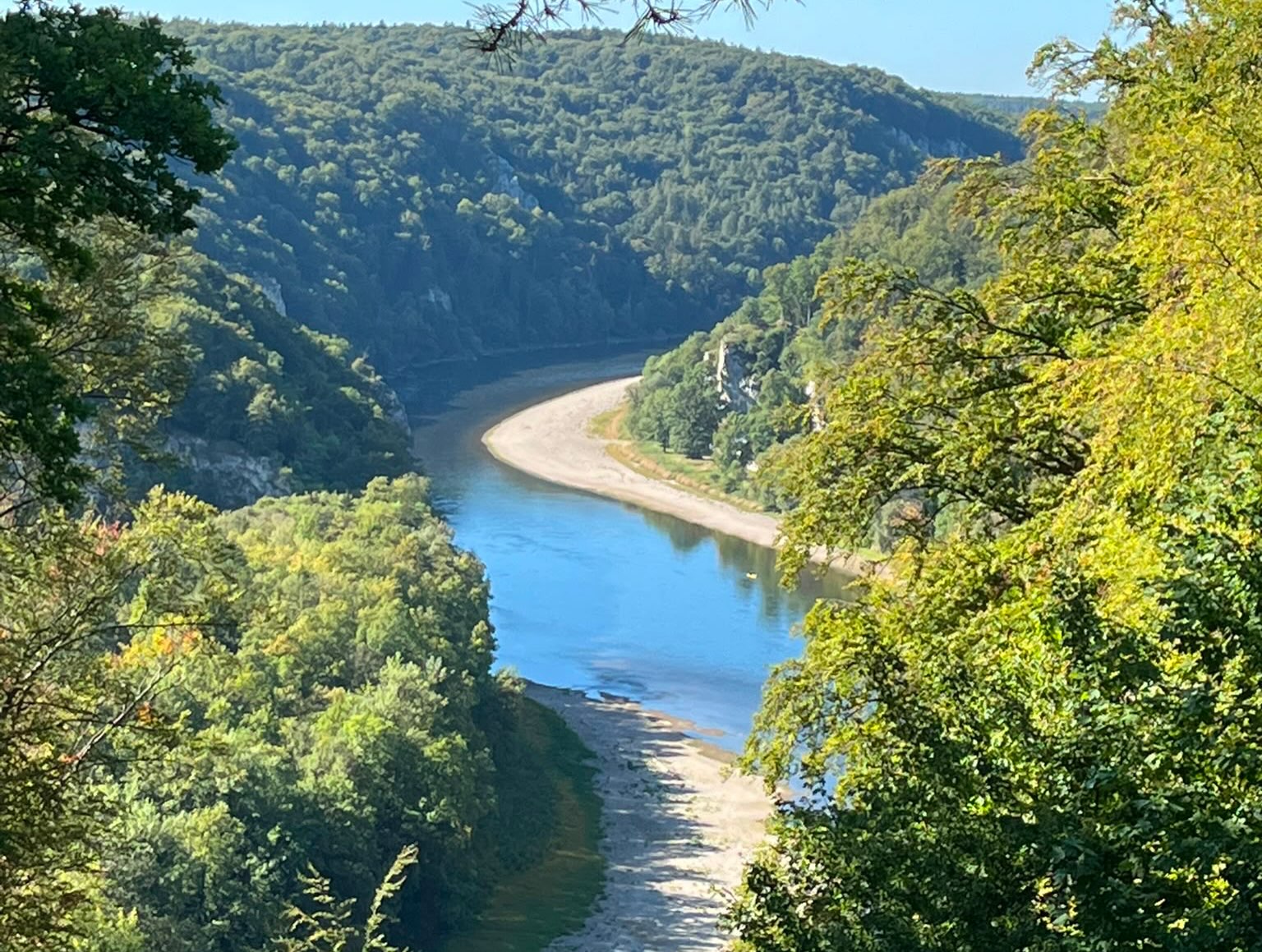 Donau, die Dritte 🚣🏻 Im Mai war die Di-Gruppe von IN nach REG unterwegs. Im August die Jugend von DEG nach Passau. Mit denjenigen, die den #Donaudurchbruch als Landdienst verpasst haben (Steffi, Yvonne) und Hans (im Mai verhindert) machten sich Steffen und Sportvorstand Michael nochmal auf - und wurden mit herrlichstem Indiansummer belohnt 🍁 Respekt an Hans, der mit 90 Jahren die Hälfte der Strecke ruderte!