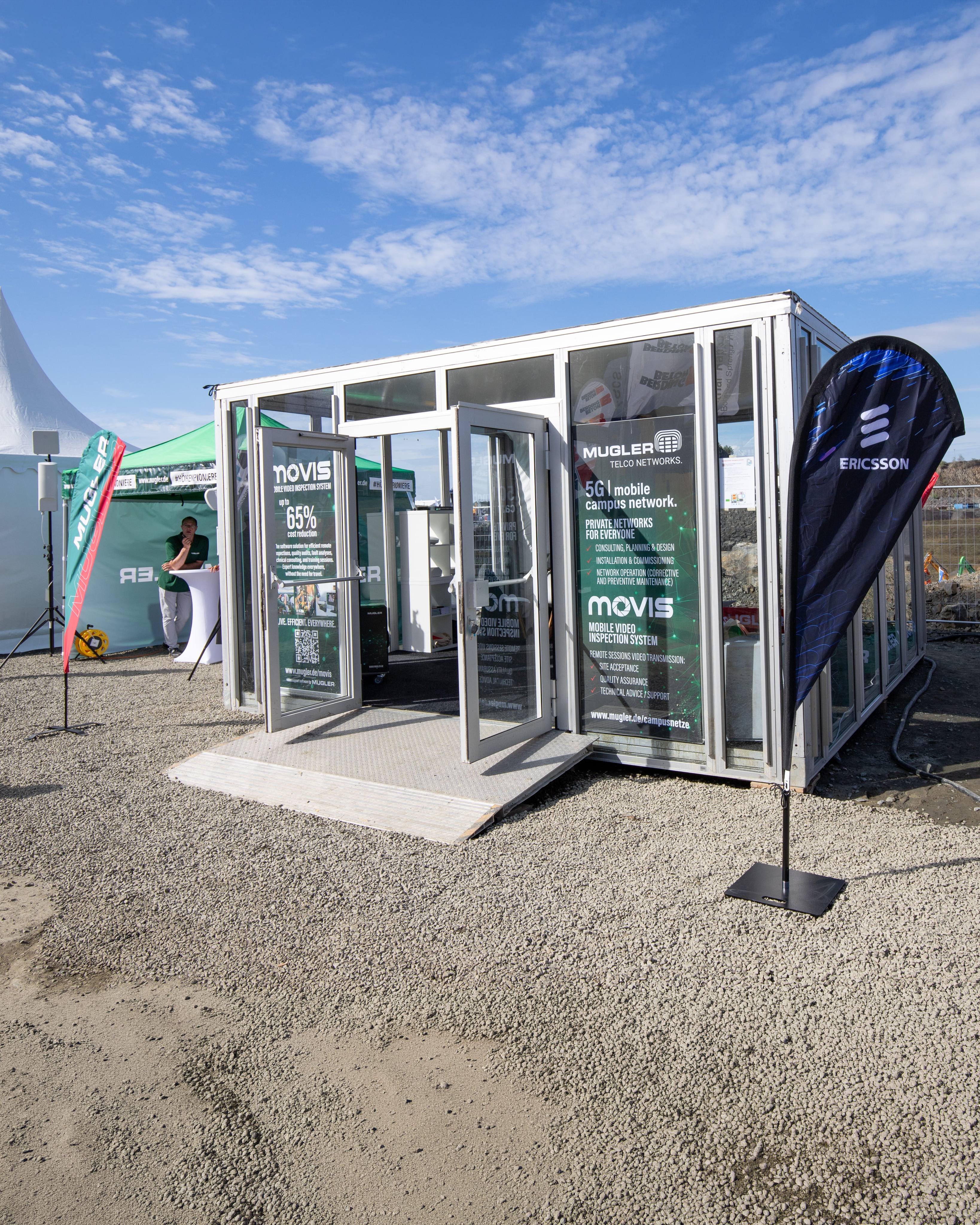 Rückblick auf die steinexpo 2026
Vier Tage lang haben wir am Stand B141 gezeigt, wie moderne Funktechnik im Tagebau und in der Baustoffindustrie eingesetzt werden kann.
Gemeinsam mit @inside_ericsson und @cambiumnetworks hatten wir dafür private 5G-Netze, Richtfunk und Industrial Wireless im Gepäck. Und nicht nur auf dem Roll-up: Unser kleiner selbstfahrender Roboter zeigte auf der Teststrecke, wie Vernetzung, autonome Navigation und die Übertragung von Live-Daten zusammenspielen.
Danke an alle, die bei uns vorbeigeschaut, Fragen gestellt und mit uns über konkrete Anwendungen gesprochen haben.
Ein großes Dankeschön gilt auch unseren Partnern und unserem Messeteam vor Ort.
Hier kommen einige Eindrücke von der steinexpo 2026.
#MUGLER #steinexpo2026 #Private5G #Campusnetze #IndustrialWireless #Richtfunk