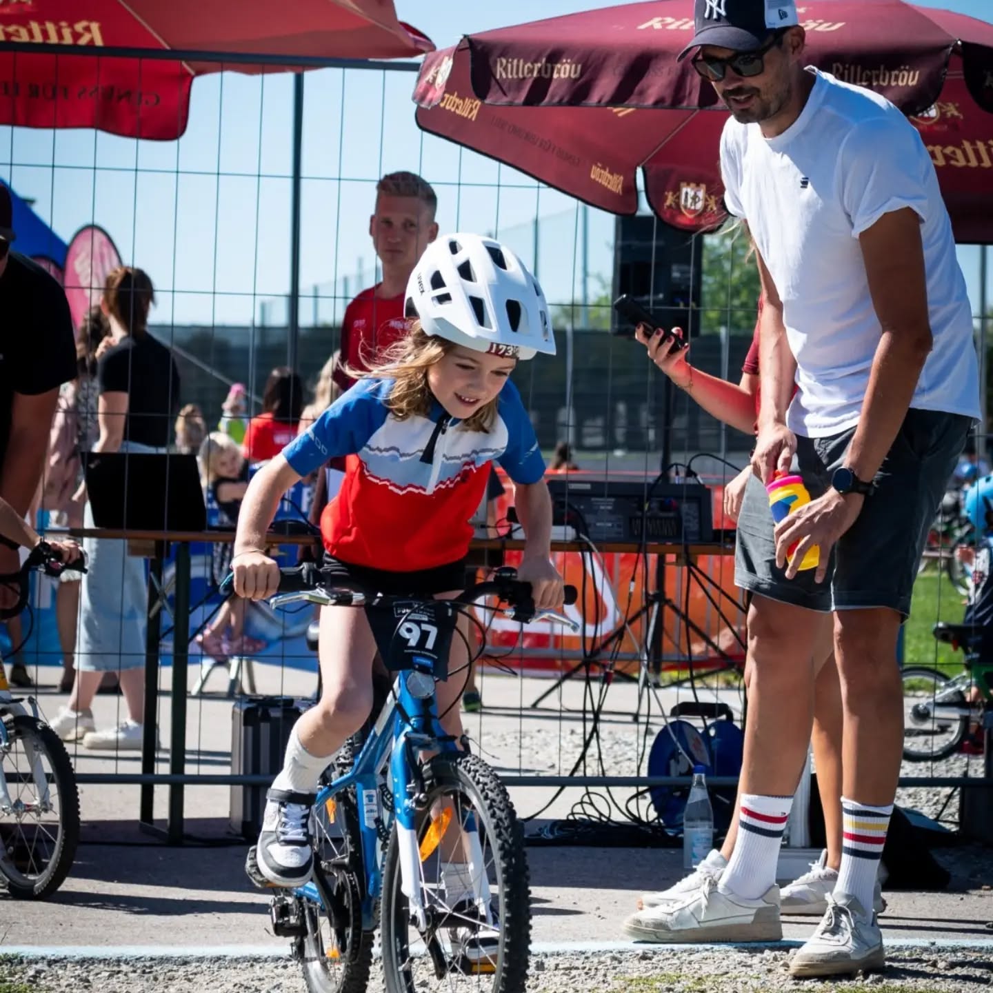 🚴♀️ Was für ein Kinderradrennen! 🚴♂️☀️
Knapp 170 Kinder waren gestern bei traumhaftem Spätsommerwetter am Start und sorgten für richtig tolle Stimmung! 🤩
Spannende Rennen, viele strahlende Gesichter und danach ein gemütlicher Frühschoppen – so macht Vereinsleben Spaß! ❤️
Ein riesiges DANKE an alle Kinder, Eltern, Helfer:innen, Sponsoren und Besucher, die diesen tollen Tag möglich gemacht haben! 🙌
📸 Weitere Fotos vom Kinderradrennen folgen im Laufe der Woche auf unserer Homepage!
#rfvweibern #kinderradrennen #weibern #radsport #nachwuchs