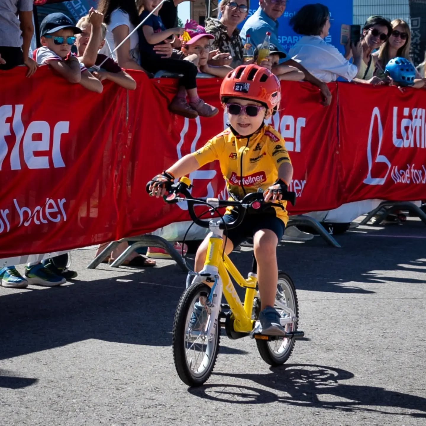 🚴♀️ Was für ein Kinderradrennen! 🚴♂️☀️
Knapp 170 Kinder waren gestern bei traumhaftem Spätsommerwetter am Start und sorgten für richtig tolle Stimmung! 🤩
Spannende Rennen, viele strahlende Gesichter und danach ein gemütlicher Frühschoppen – so macht Vereinsleben Spaß! ❤️
Ein riesiges DANKE an alle Kinder, Eltern, Helfer:innen, Sponsoren und Besucher, die diesen tollen Tag möglich gemacht haben! 🙌
📸 Weitere Fotos vom Kinderradrennen folgen im Laufe der Woche auf unserer Homepage!
#rfvweibern #kinderradrennen #weibern #radsport #nachwuchs