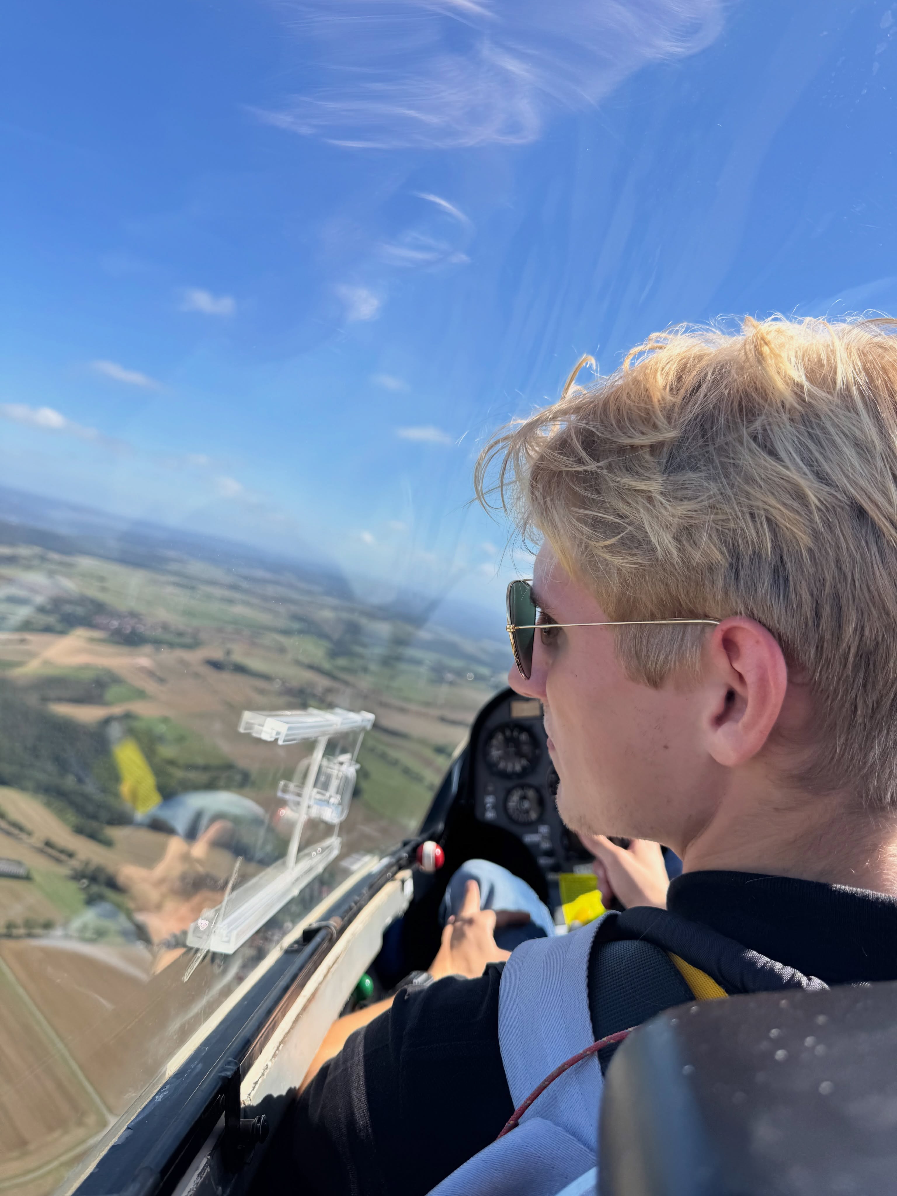 🌤️🛩️Die letzten Flugtage der Saison nochmal richtig genießen! Am Wochenende wurde bei uns nochmal fleißig geflogen, bevor sich die Saison dem Ende nähert. Und am Sonntag steht unser Rundflugtag an! Also nochmal ab auf den Flugplatz und die letzten Flugtage mitnehmen 🤩😎 Außerdem konnte Vincent vor einigen Wochen seine SPL-Erweiterung auf TMG erfolgreich absolvieren - herzlichen Glückwunsch! 👏 #flying #gliding #weserbergland #segelfliegen #aviation