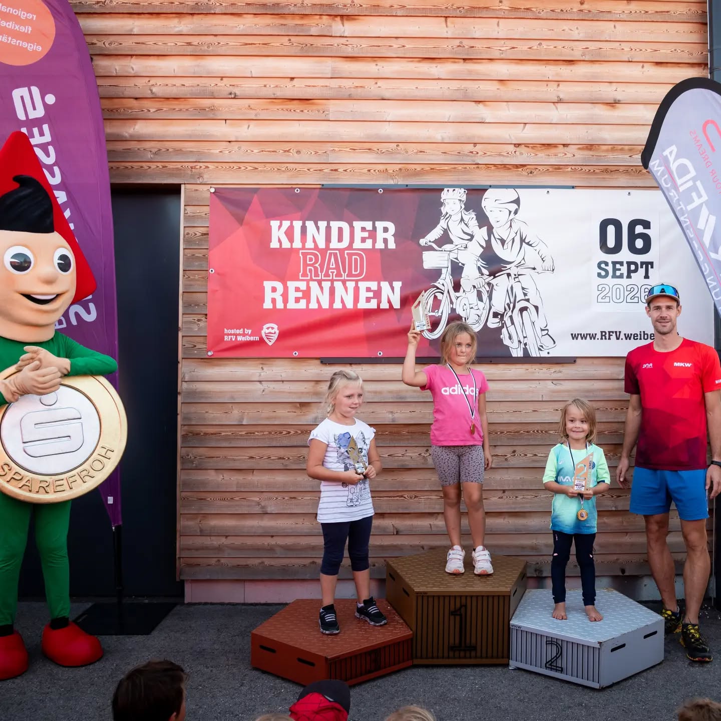 📸 So viele tolle Momente und Emotionen! 🤩🚴♀️🚴♂️
Die großartigen Fotos vom @fotoclubweibern sowie alle Ergebnisse unseres Kinderradrennens sind jetzt online! 🙌
👉 Link in der Bio!
#rfvweibern #kinderradrennen #weibern #radsport #nachwuchs