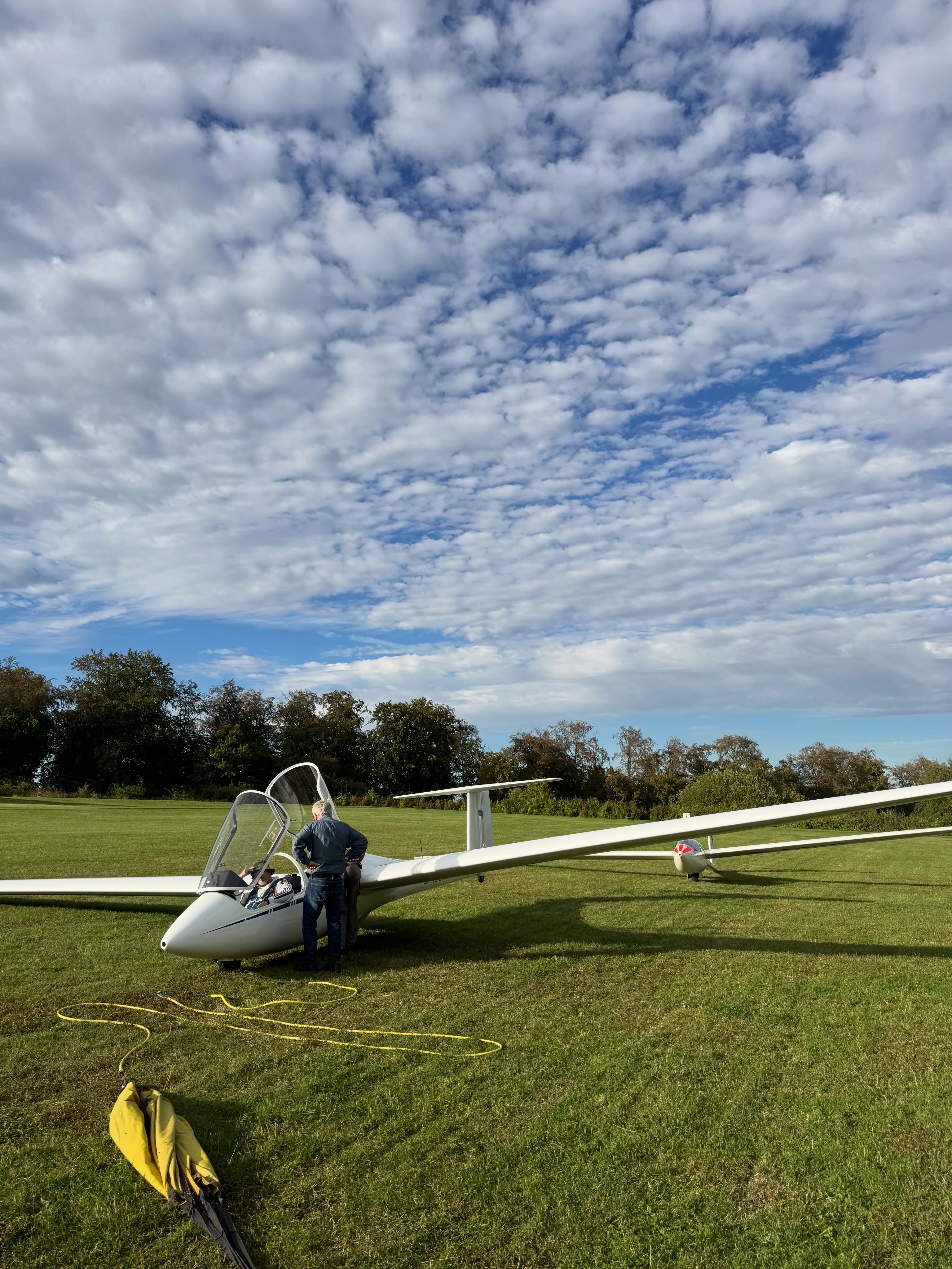 🌤️🛩️Die letzten Flugtage der Saison nochmal richtig genießen! Am Wochenende wurde bei uns nochmal fleißig geflogen, bevor sich die Saison dem Ende nähert. Und am Sonntag steht unser Rundflugtag an! Also nochmal ab auf den Flugplatz und die letzten Flugtage mitnehmen 🤩😎 Außerdem konnte Vincent vor einigen Wochen seine SPL-Erweiterung auf TMG erfolgreich absolvieren - herzlichen Glückwunsch! 👏 #flying #gliding #weserbergland #segelfliegen #aviation