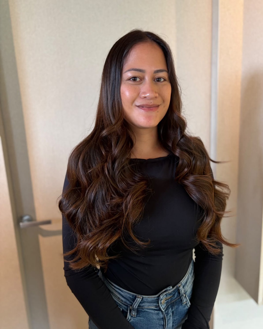Partner Highlight 🤎Dit soort resultaten blijven we prachtig vinden. ✨Een volle, natuurlijke look waarbij de extensions naadloos blenden met het eigen haar. Prachtig werk van onze Humano Partner @kapsalonverheullmoerkapelle met 2 banen van 55 cm. 🤎Ben jij ook Humano Partner en wil je jouw werk terugzien op onze socials? Tag @humanohairnl in jouw mooiste resultaten. 🤍—
#HumanoHair #HumanoPartner #PartnerHighlight #HairExtensions #WeftExtensions