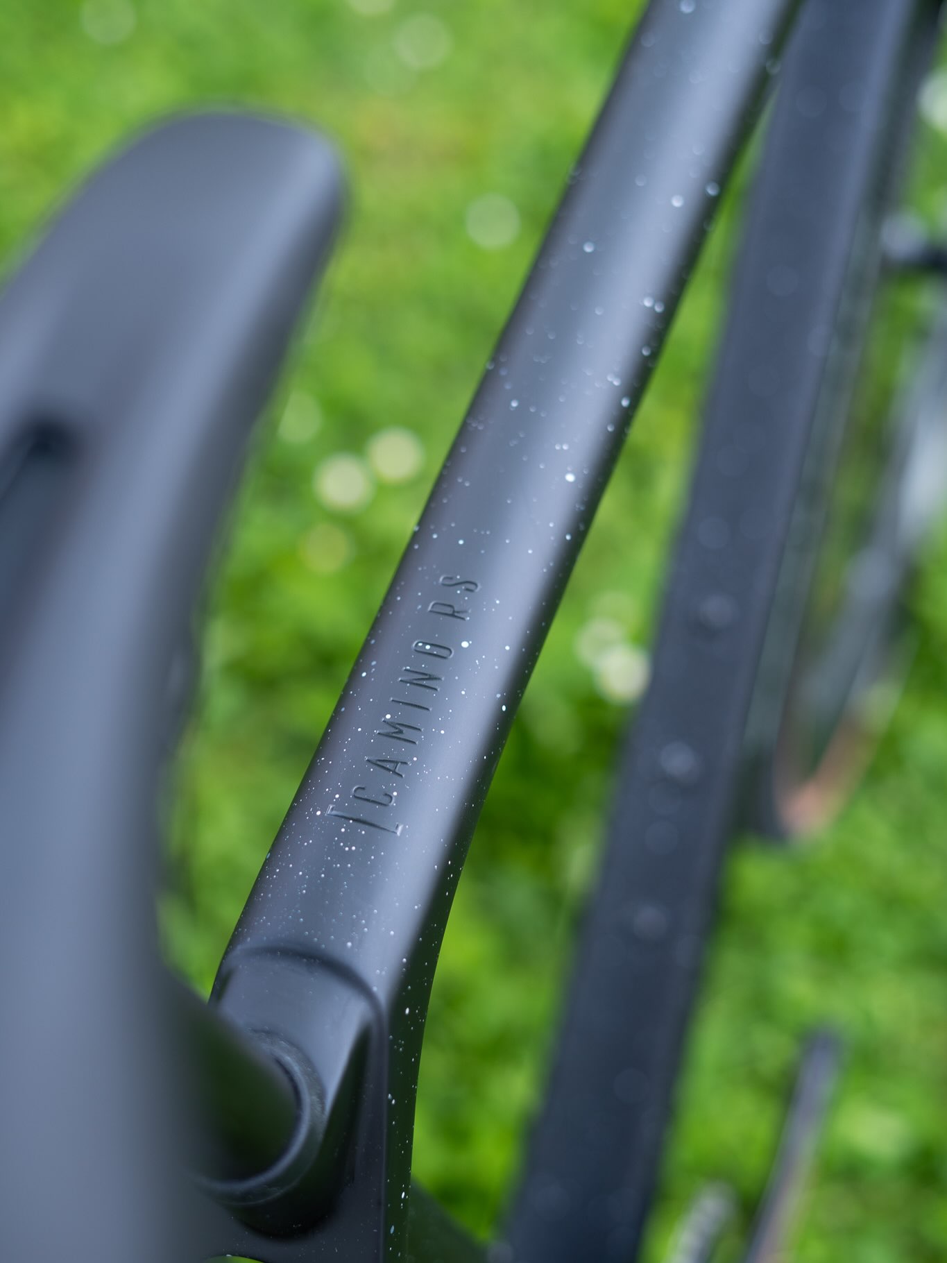 🏁 Auflösung: RS steht für RACE SPORT! 🔥
Und das ist beim STEVENS Camino RS Pro AXS definitiv Programm. Ein Gravelbike, das nicht nur schnell aussieht, sondern auch bei jedem Detail auf Performance getrimmt ist. 👀
Von der SRAM Force AXS Schaltgruppe bis zum sportlich abgestimmten Carbonrahmen – hier steckt ordentlich Race-DNA drin. 💨
Gravel kann Abenteuer. Aber Gravel kann eben auch Race Sport. 😎
#stevens #stevensbikes #caminors #caminorsproaxs #bikepointdresden