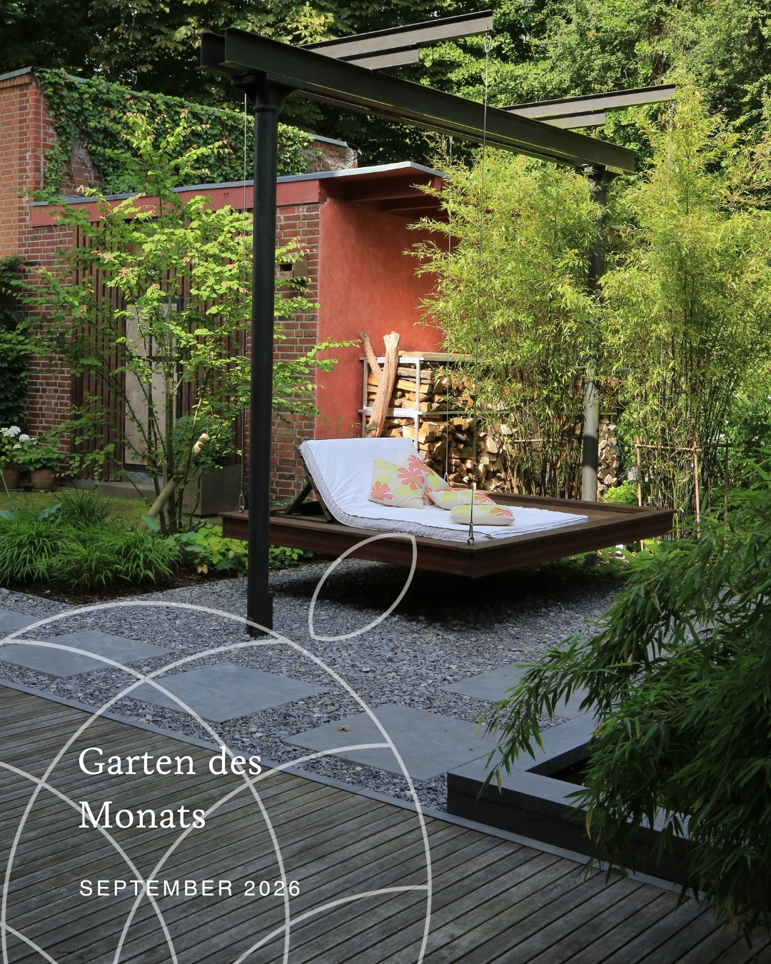 Ein Garten, den man nicht sofort durchschaut. 🌿
Genau das macht den Garten des Monats im September aus.
Ein Weg verschwindet zwischen den Pflanzen, hinter der nächsten Ecke wartet ein neuer Sitzplatz und mittendrin hängt diese Liegeschaukel, auf der man beim Lesen schnell die Zeit vergisst.
Die Bepflanzung rahmt die einzelnen Bereiche ein und sorgt dafür, dass immer wieder kleine, geschützte Winkel entstehen.
Durch diesen Garten geht man nicht einfach hindurch, da es immer wieder etwas zu entdecken gibt.
Gefällt Dir dieser Garten?
#gaertnervoneden #gartendesmonats #garteninspiration #lieblingsplatz #gartendesign