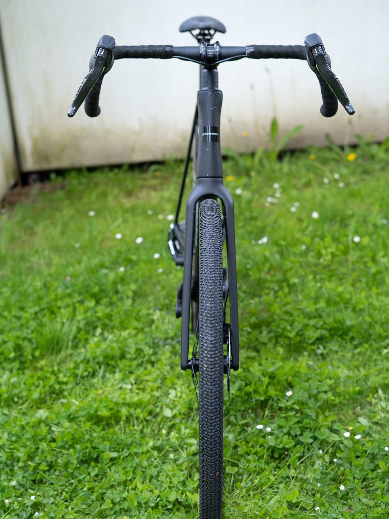 🏁 Auflösung: RS steht für RACE SPORT! 🔥
Und das ist beim STEVENS Camino RS Pro AXS definitiv Programm. Ein Gravelbike, das nicht nur schnell aussieht, sondern auch bei jedem Detail auf Performance getrimmt ist. 👀
Von der SRAM Force AXS Schaltgruppe bis zum sportlich abgestimmten Carbonrahmen – hier steckt ordentlich Race-DNA drin. 💨
Gravel kann Abenteuer. Aber Gravel kann eben auch Race Sport. 😎
#stevens #stevensbikes #caminors #caminorsproaxs #bikepointdresden