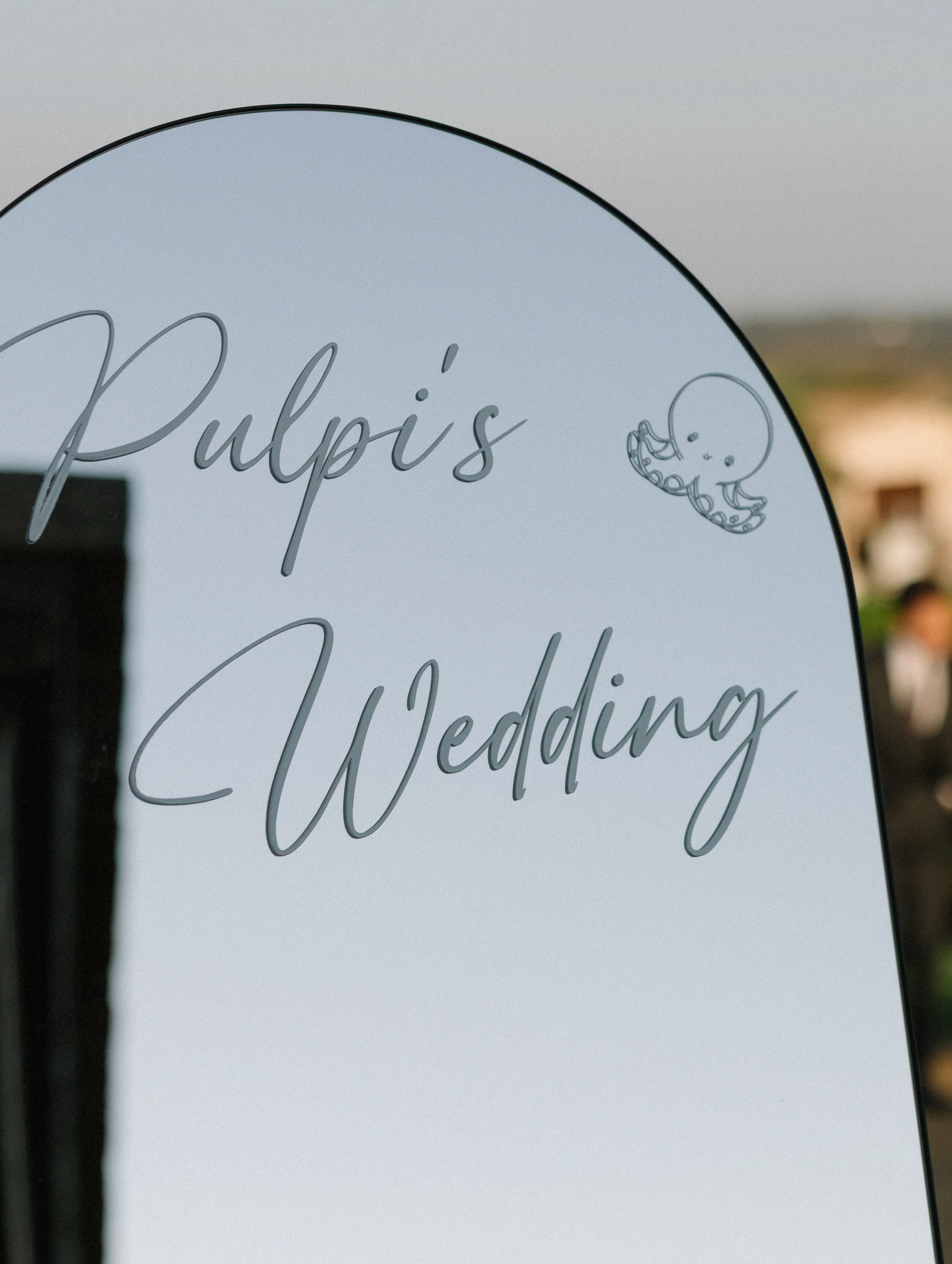 Personalizar la boda SIEMPRE es un acierto ✨ Hace un mes Victoria y Juanma celebraron su boda y tuvieron presente la figura del pulpo 🐙 en cada detalle de la boda, incluso en el espejo de bienvenida del cóctel. ¿Por qué? Pues porque “Pulpi” es esa palabra cariñosa que utilizan entre ellos en su día a día. Sin duda, al preparar el diseño y la decoración de la boda es esencial que nos transmitáis este tipo de detalles, ya que es lo que marca de verdad la diferencia para tener una boda que hable de vosotros frente a vuestros invitados. 😊 Wedding Planner, Diseño y Decoración @cuccarosse Fotografía @jesusmartinezphotos Video @manuelrodriguez_videografo Decoración floral @hierbaluisa.es Diseño papelería @copimir #cuccarosse #weddingplannersevilla #weddingsevilla #welcomecorner #rincondebienvenida