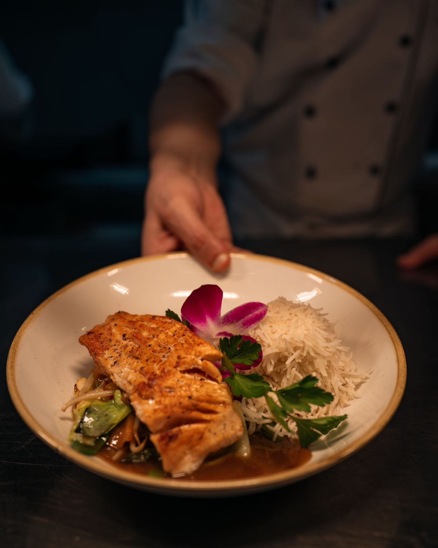 Frisch aus dem Wok ?️
Unser Daily Wok bringt jeden Tag neue Kombinationen auf den Teller. Diesmal mit gebratenem Lachsfilet, Wokgemüse, Basmatireis und süß-saurer Sauce – frisch, ausgewogen und genau richtig für eine genussvolle Pause zwischendurch. ✨
Und weil Fisch und Sauce regelmäßig wechseln, gibt es immer wieder etwas Neues zu entdecken. ?
#themadisonhotel #hamburg #dailywok #restaurantliebe #madisonmoments
#themadisonhotel #hamburg #chickensingapore #restaurantliebe #madisonmoments