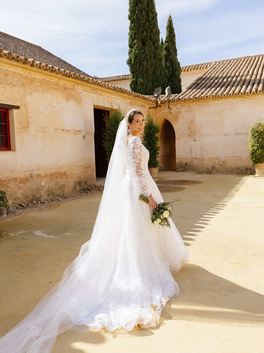 Just a girl living one of her dream days 🤍💍 Wedding Planner, Diseño y Decoración @cuccarosse Novia @majusoto Fotografía y vídeo @studiolofit Muah Antonia Ríos Ramo @linneo_floristas Venue @haciendalasoledad #cuccarosse #weddingplannersevilla #weddingsevilla #destinationweddingseville #novias2026
