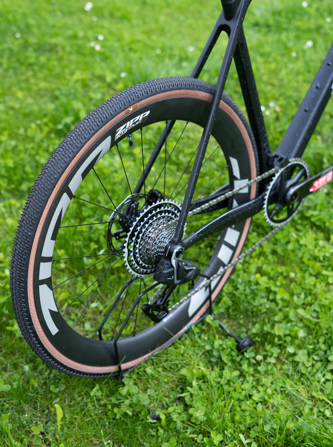 MAL EHRLICH: WARUm ZUR HÖLLEN FAHREN WIR DEN NICHT SCHON ALLE? 👀
Der Zipp 303 XPLR S stand bisher irgendwie zu oft im Schatten. Völlig zu Unrecht. 🫠
1.610 g, ultrabreites Hookless-Profil, Tubeless-ready und gemacht für ordentlich Volumen & niedrige Drücke. 💨
Heißt: mehr Grip, mehr Kontrolle, mehr Komfort – und verdammt viel Gravel-Spaß. 🔥
Vielleicht wird’s einfach mal Zeit, dass dieser Laufradsatz endlich das Lob bekommt, das er verdient.
Und ja… wir würden ihn auch ans eigene Bike schrauben. 😏
#bikepointdresden #zipp #303xplrs #gravel #gravelbike