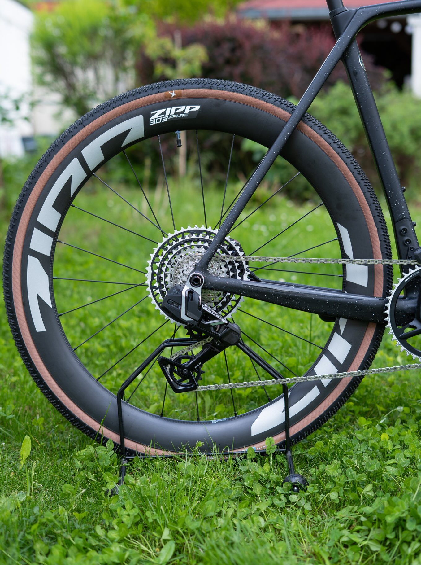 MAL EHRLICH: WARUm ZUR HÖLLEN FAHREN WIR DEN NICHT SCHON ALLE? 👀
Der Zipp 303 XPLR S stand bisher irgendwie zu oft im Schatten. Völlig zu Unrecht. 🫠
1.610 g, ultrabreites Hookless-Profil, Tubeless-ready und gemacht für ordentlich Volumen & niedrige Drücke. 💨
Heißt: mehr Grip, mehr Kontrolle, mehr Komfort – und verdammt viel Gravel-Spaß. 🔥
Vielleicht wird’s einfach mal Zeit, dass dieser Laufradsatz endlich das Lob bekommt, das er verdient.
Und ja… wir würden ihn auch ans eigene Bike schrauben. 😏
#bikepointdresden #zipp #303xplrs #gravel #gravelbike