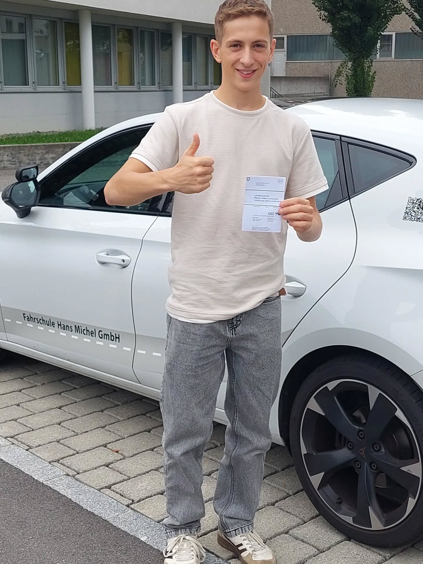 Bravo Janis ? zur bestandenen Führerprüfung.
Wir wünschen dir viel Spass beim Autofahren und allzeit gute Fahrt.