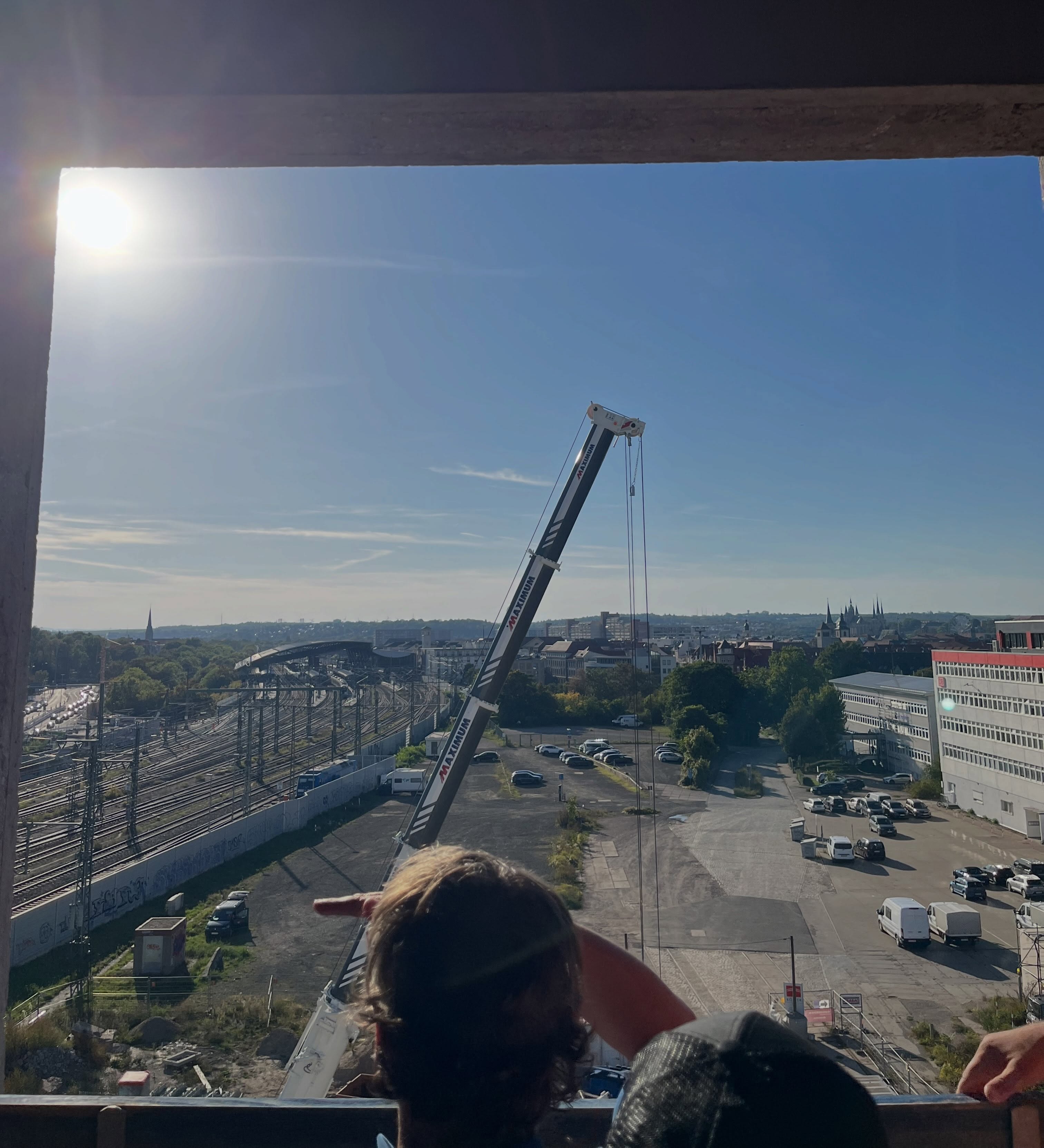 Eisenbahn in der Zukunft! 🚄✨
Wir waren in Erfurt zu Gast beim Projekt ICE City und haben gemeinsam einen Blick hinter die Kulissen der Baustelle geworfen. Es ist beeindruckend zu sehen, wie hier die Weichen für einen moderneren Standort der DB gestellt werden.
Warum uns das wichtig ist? Weil eine starke Schiene Rückgrat braucht! Ein gemeinsamer und innovativer Ort für die Eisenbahn macht die Schiene fit für die Zukunft. Bedeutet für Erfurt sichere Arbeitsplätze und ein neuer nachhaltiger Stadtteil.
Der Austausch mit den Verantwortlichen von DB Campus und der ICE City zeigt, wie wichtig die Weitergabe von Fachwissen ist. Durch die Bildungsangebote und die Veranstaltungen auf dem Campus wird die Wirkungen über Erfurt hinaus gehen.
Ein großes Dankeschön für die Einblicke! Wir bleiben dran, damit die Schiene in Thüringen und deutschlandweit die Priorität bekommt, die sie für das Klima und die Menschen braucht. 🌿🛤️
#Mobilitäswende #ICECity #Erfurt #DeutscheBahn #Klimaschutz