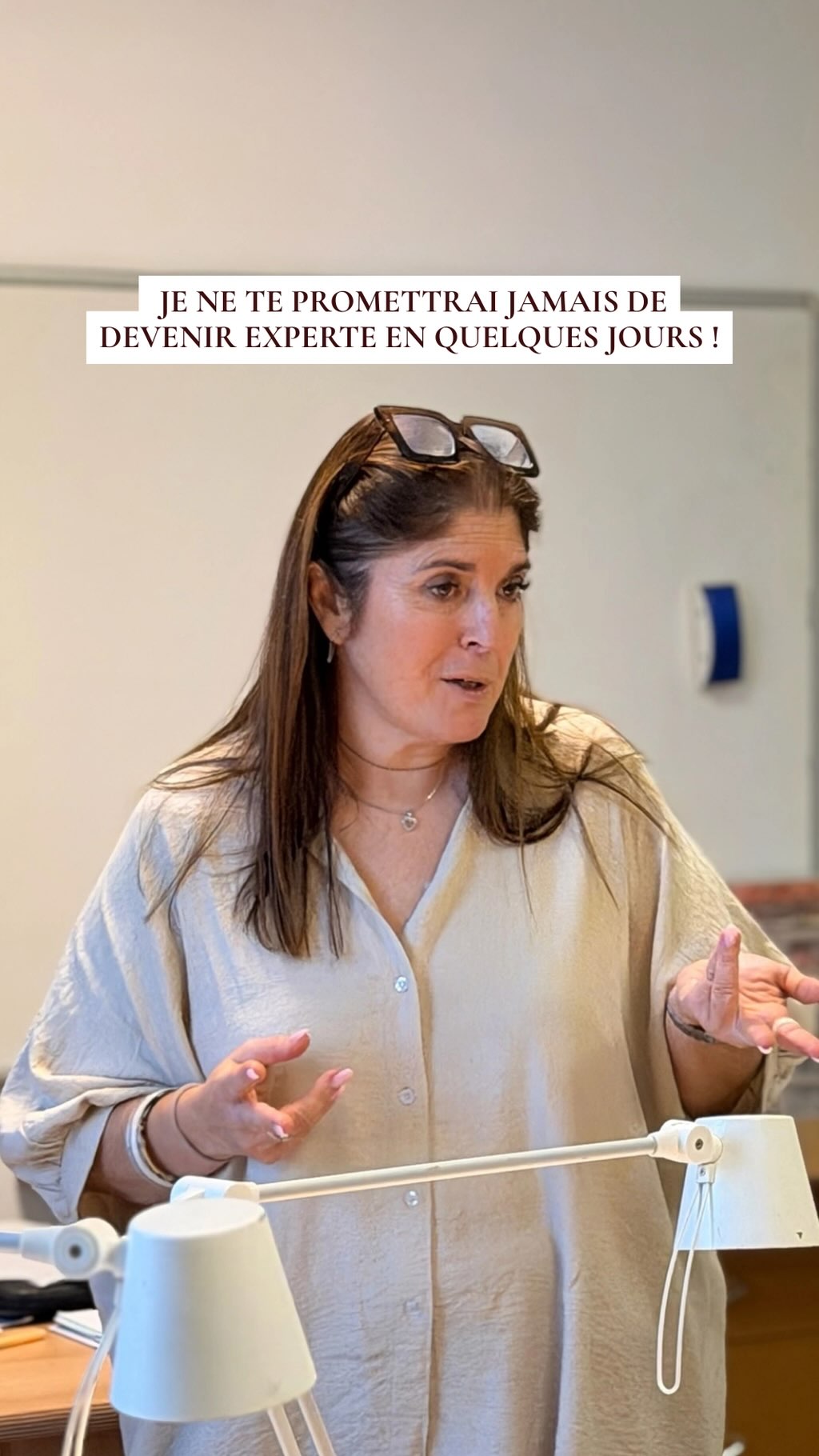 Je ne te promettrai jamais de devenir experte en quelques jours.
Parce que je connais les exigences du métier de prothésiste ongulaire.
En formation, je peux t’enseigner les bases prévues au programme, te montrer les gestes, corriger tes erreurs et t’aider à comprendre ton travail.
L’expérience et la régularité se construiront ensuite avec la pratique.
Ma bienveillance, c’est aussi te parler honnêtement de ce chemin.
Je veux que tu puisses choisir ta formation en comprenant ce qu’elle va t’apporter et ce que tu devras continuer à travailler.
Si tu recherches cet accompagnement, parlons de ton projet.
? Écris-moi OCTOBRE en privé pour découvrir les parcours CELECTIS à Ollioules, près de Toulon.
Si c’est ce type de formation que tu recherches, appelle-moi.
-Cécile
#FormationOngles #Pedagogie #ProthesisteOngulaire #FormationProfessionnelle #Ollioules
