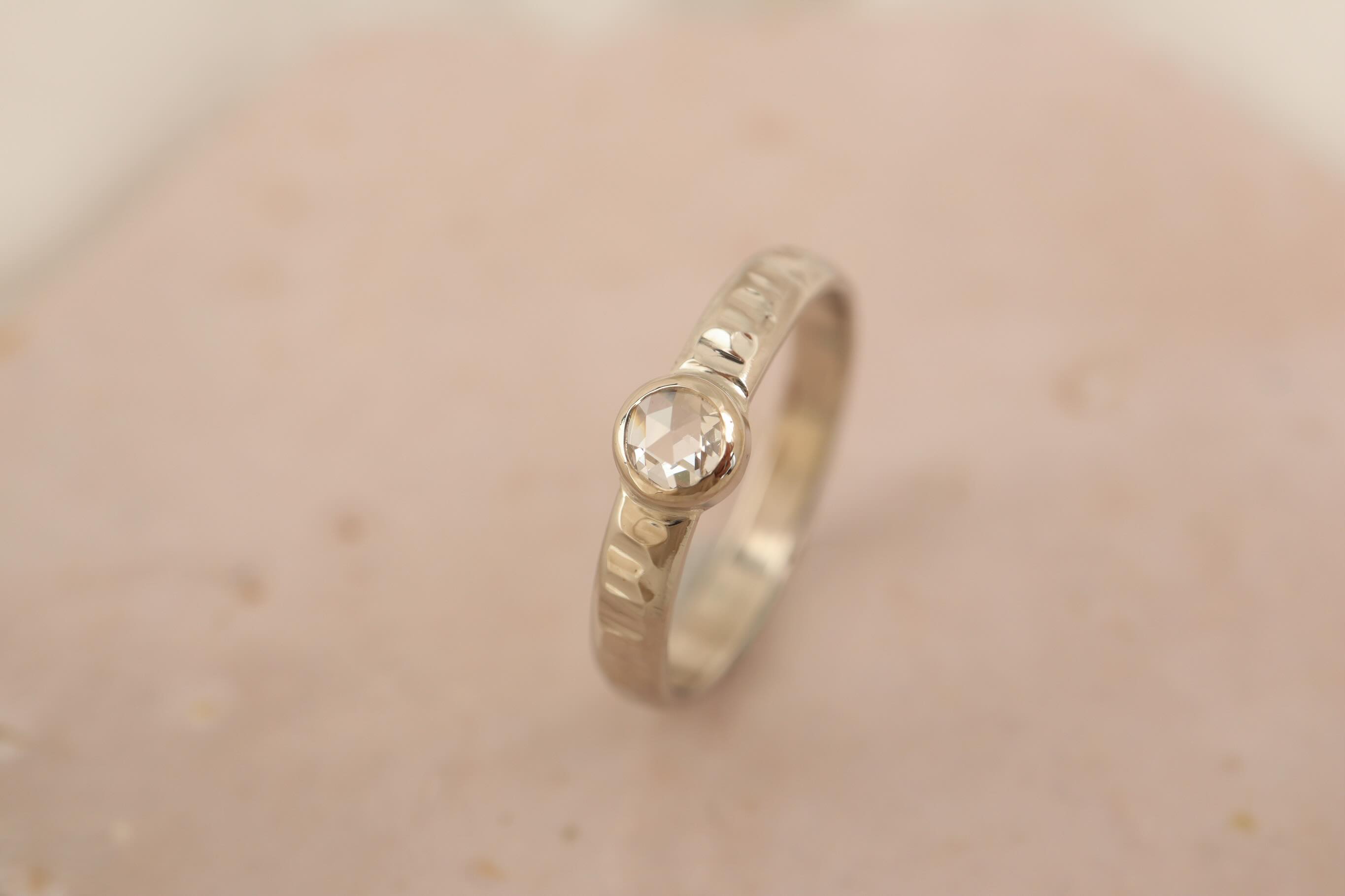 In deze ring is een roosgeslepen diamant gezet. Deze bijzondere slijpvorm vangt het licht op een subtiele manier en heeft een romantische, bijna dromerige uitstraling.
#diamant #rosecut #witgoud #erfstuk #diamondring