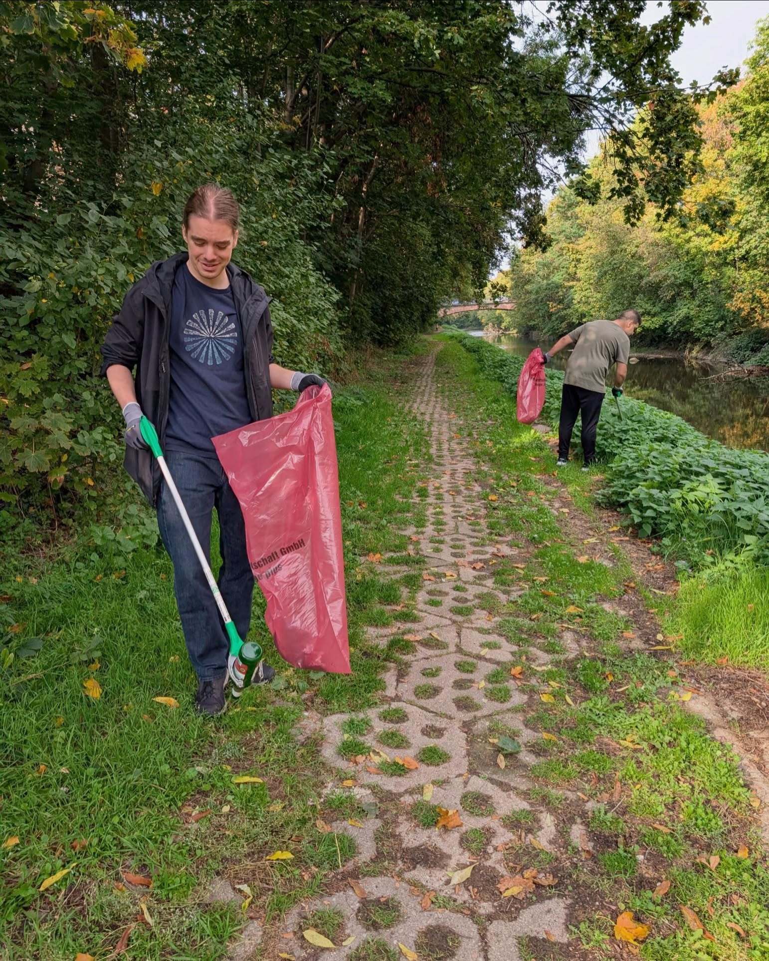 Am Samstag haben wir die Böschung am
Flutgraben vom Müll befreit ♻️
Skurrilster Fund heute: ein Staubsauger im Gebüsch. Ein großes DANKE an alle, die heute dabei waren und mitgeholfen haben!
#erfurt #grüneerfurt #cleanup #grunwirkt #cleanuperfurt