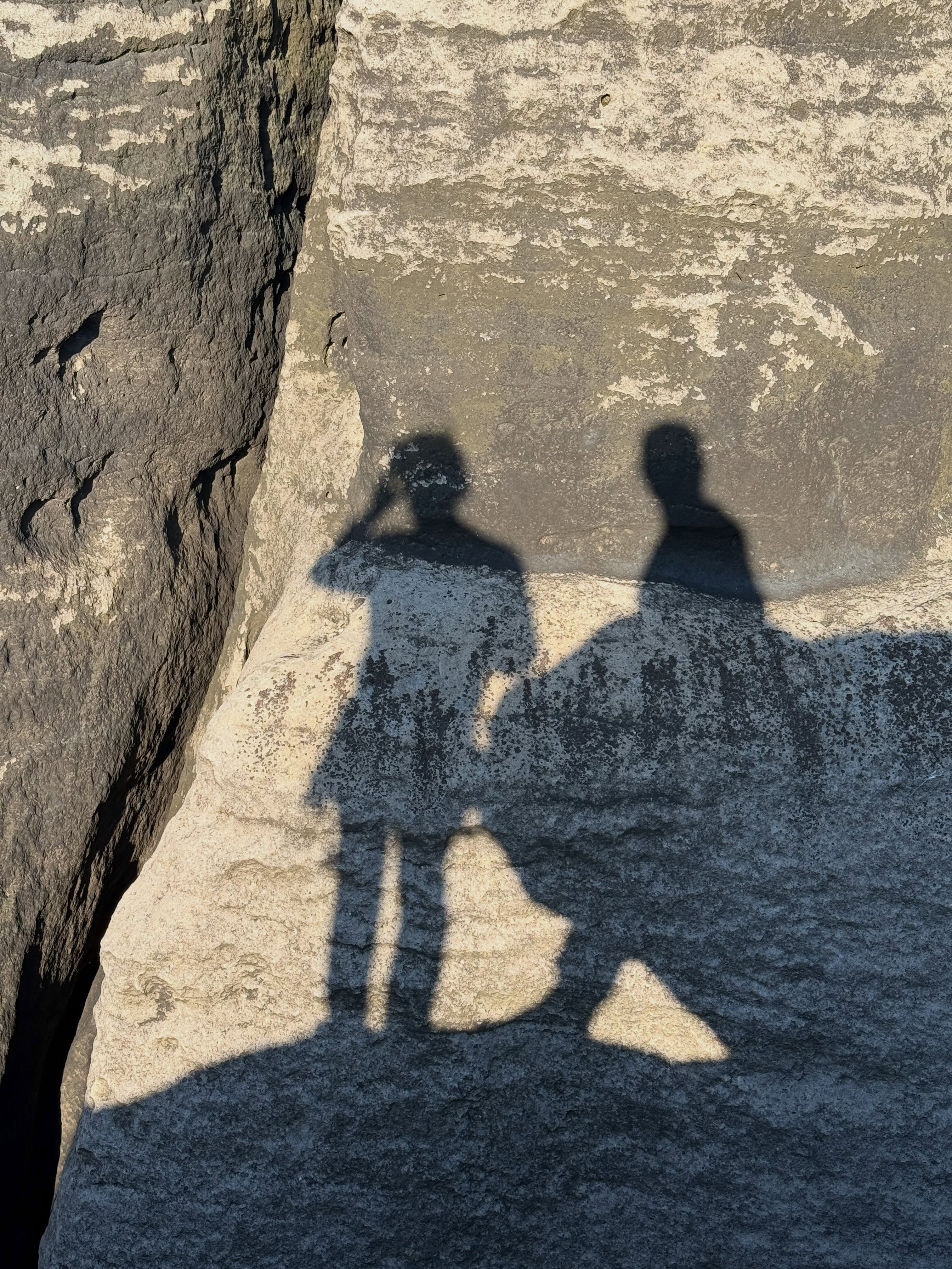 Vorbereitung auf den nächsten Dreh.
Geht der Freerider auch auf sächsisch? Das versucht @anton_schroeter innerhalb von 24 Stunden, mit über 20 der schwersten Routen am Falkenstein nach zu klettern. Darunter schwere Klassiker wie Buntschimmernde Seifenblase oder auch Vakuum.
Und für mich? Ich bin etwas eingerostet beim Klettern, aber auf der Spur meiner Jugend 😎 Nach Jahren stehe ich wieder auf dem Falkenstein. Zum Dienstag über den Schusterweg.