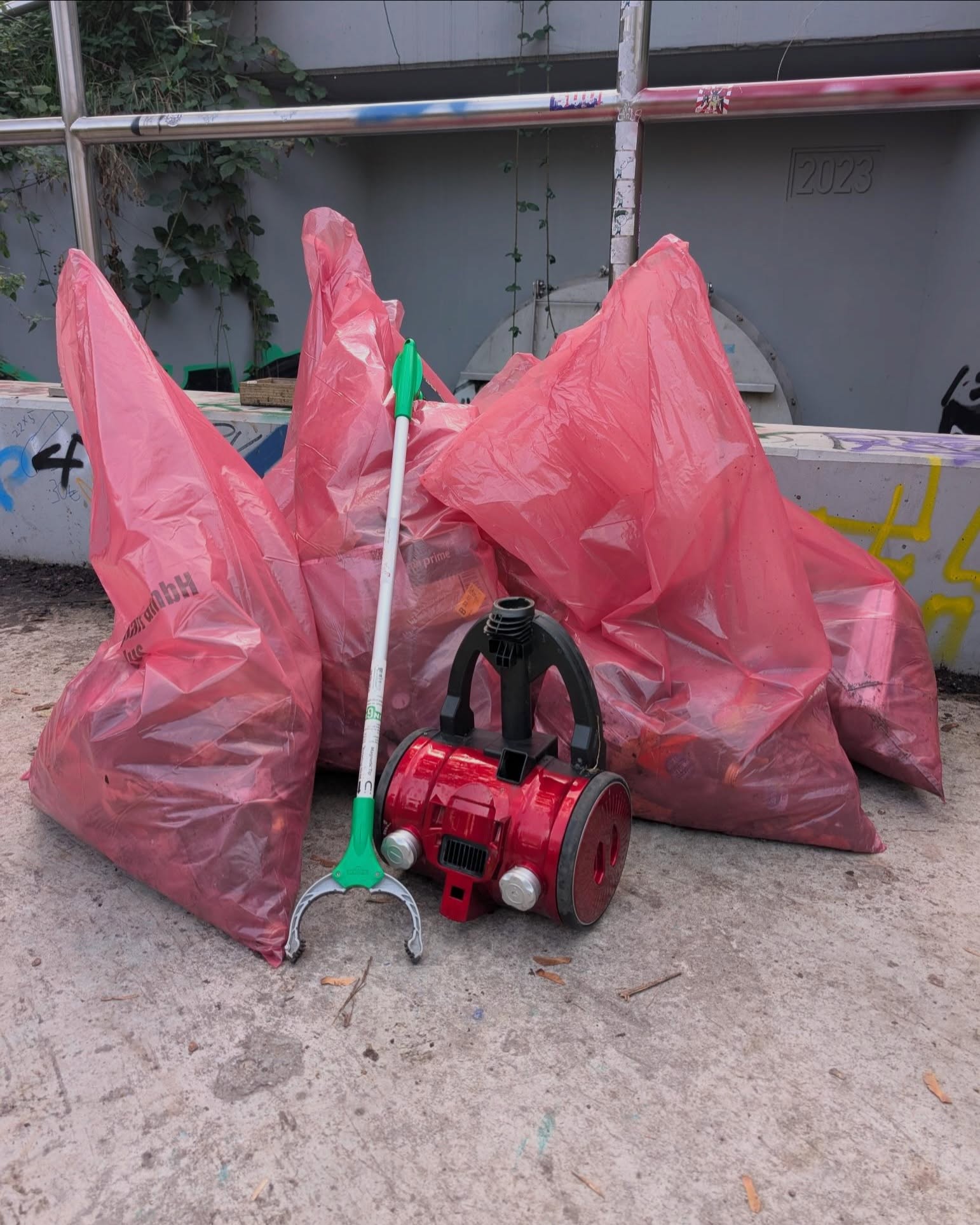 Am Samstag haben wir die Böschung am
Flutgraben vom Müll befreit ♻️
Skurrilster Fund heute: ein Staubsauger im Gebüsch. Ein großes DANKE an alle, die heute dabei waren und mitgeholfen haben!
#erfurt #grüneerfurt #cleanup #grunwirkt #cleanuperfurt